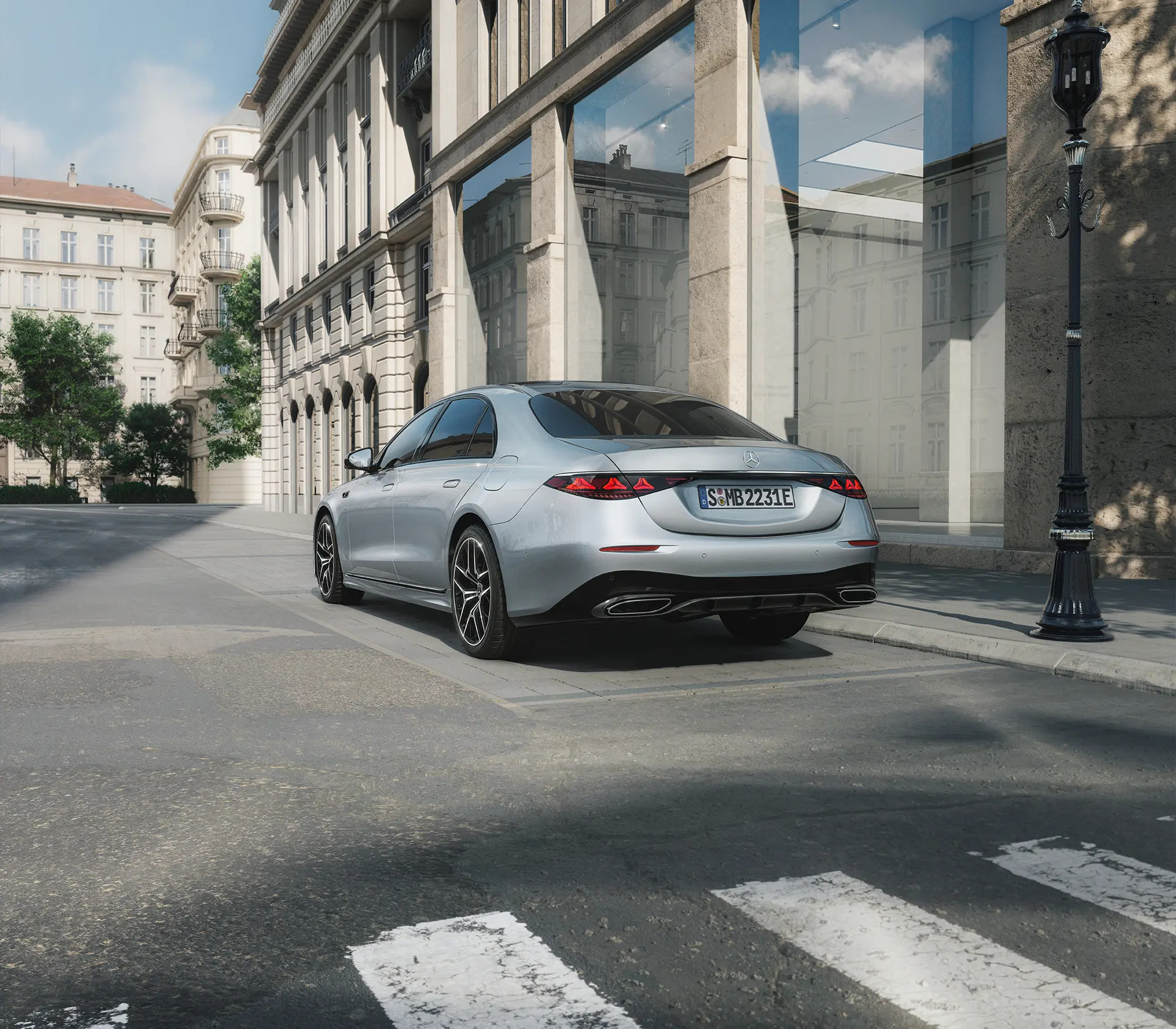 die neue S-Klasse in silber am Straßenrand geparkt mit Glasgebäuden im Hintergrund