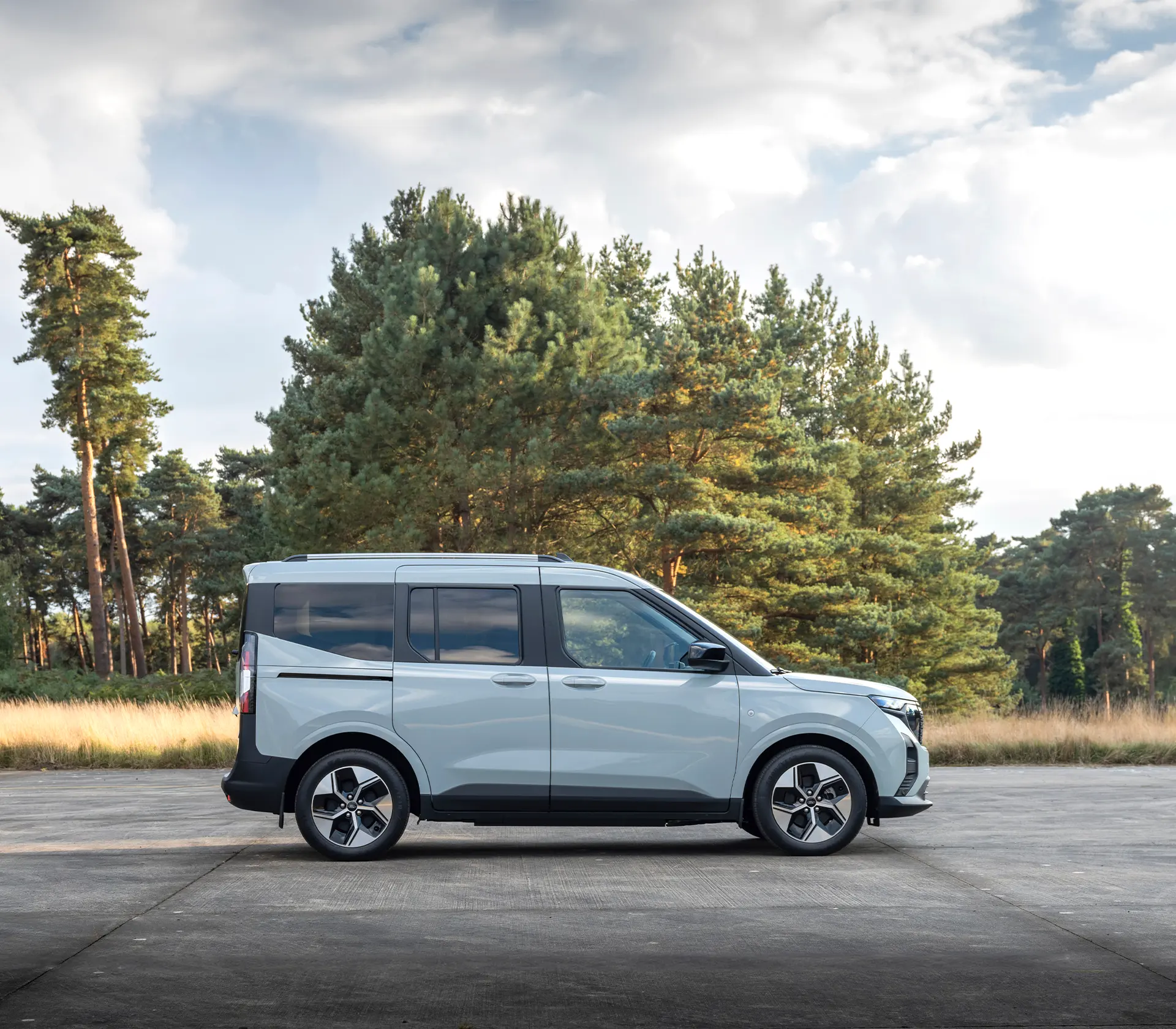 Seitenansicht vom E-Tourneo Courier