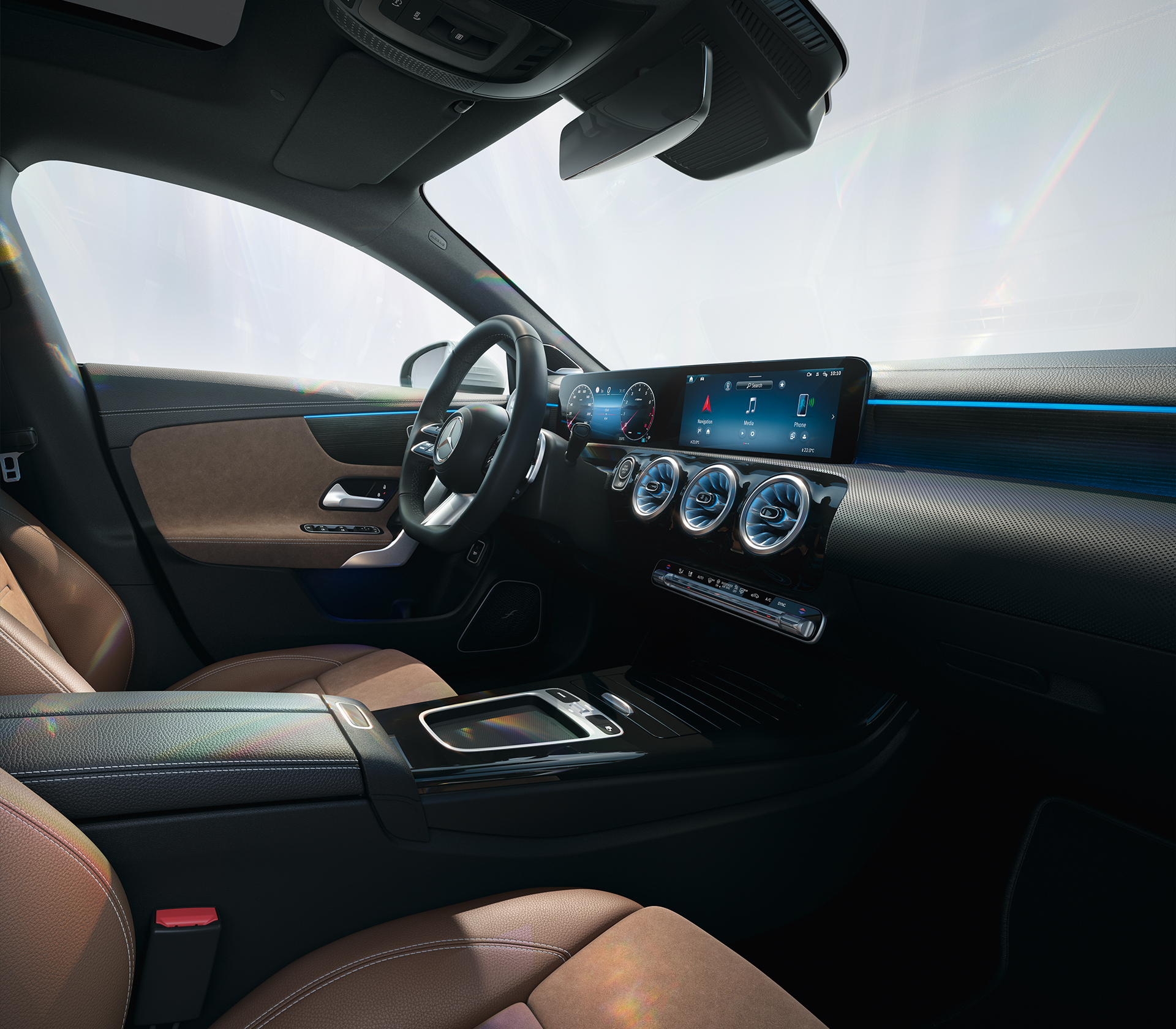 Mercedes-Benz CLA Innenansicht vorne mit braunen Ledersitzen, Lenkrad und Bildschirm