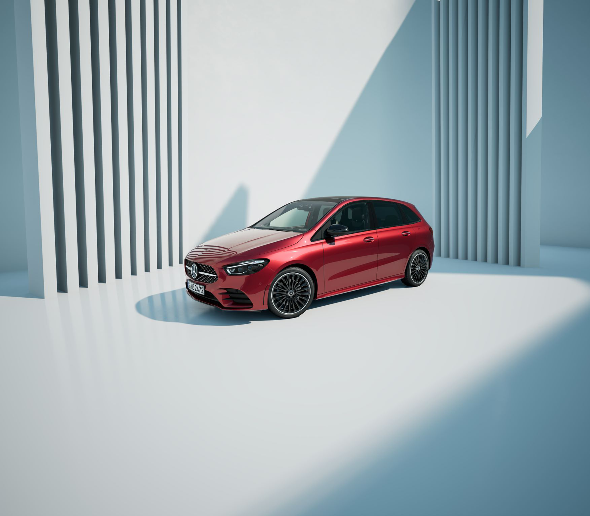 Mercedes-Benz B-Klasse in Rot in Studienumgebung mit Schattenspiel.