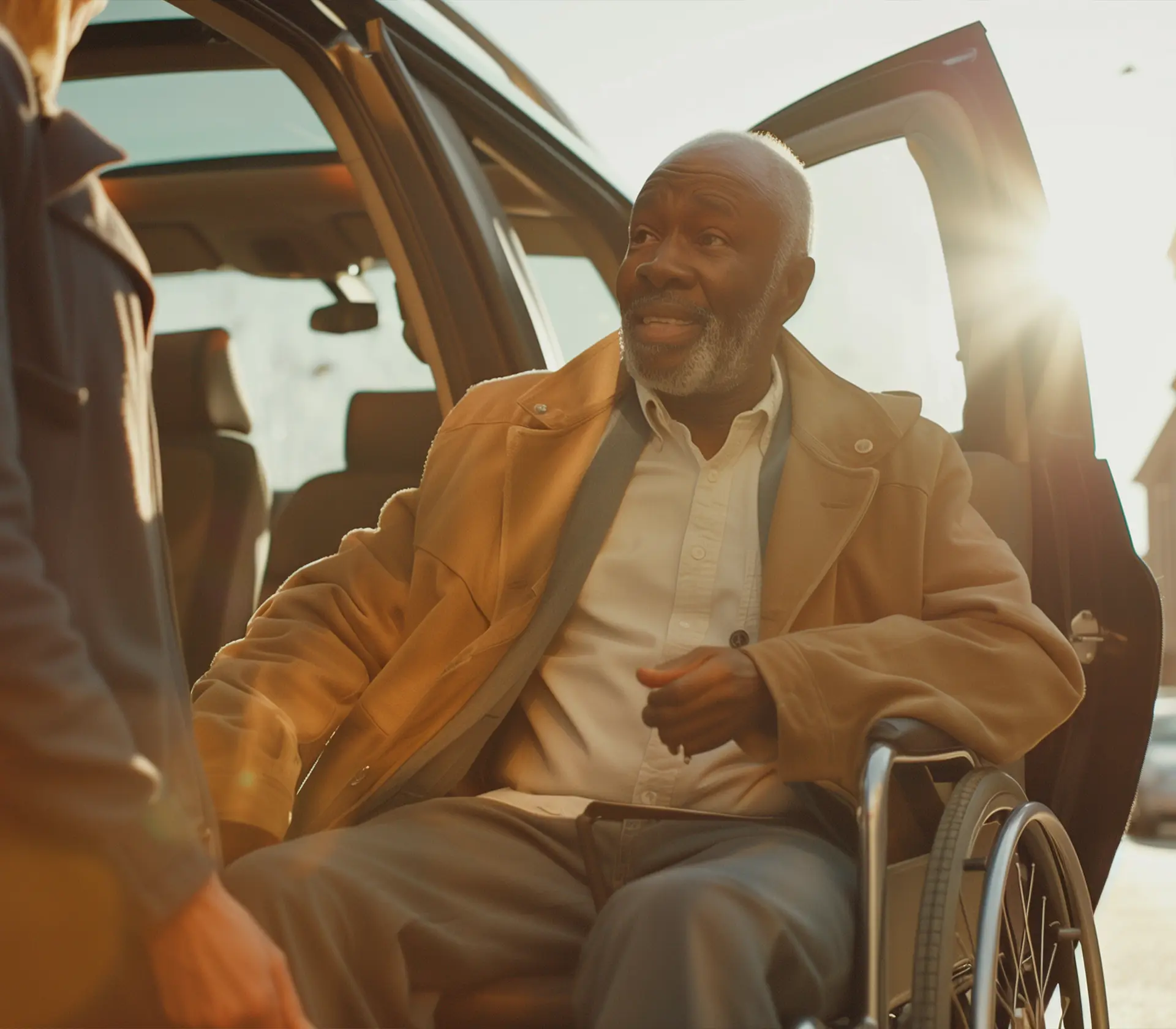 Mann im Rollstuhl wird ins Auto begleitet