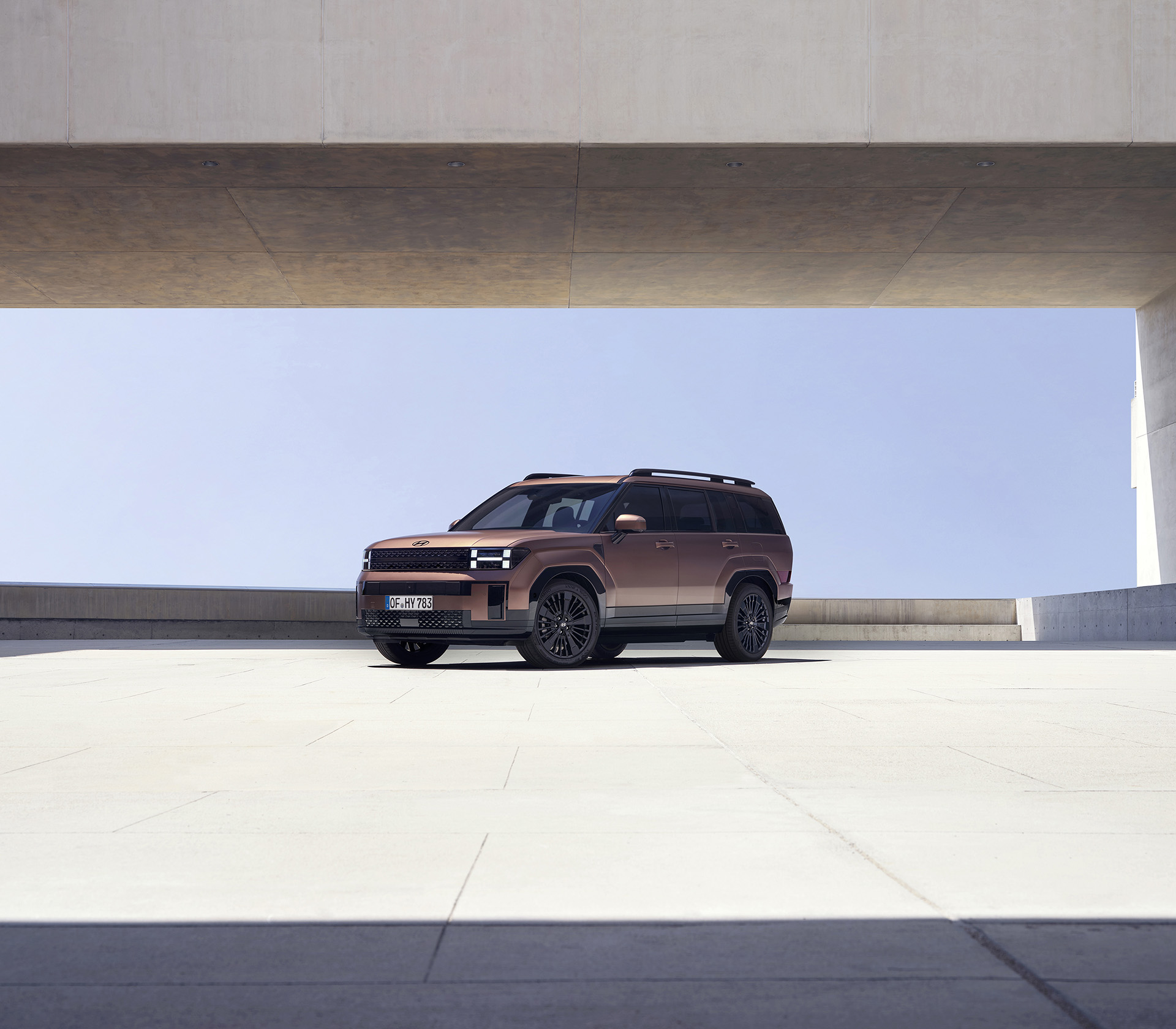 Hyundai SANTA FE schräg von vorne in einer schlichten hellen Umgebung