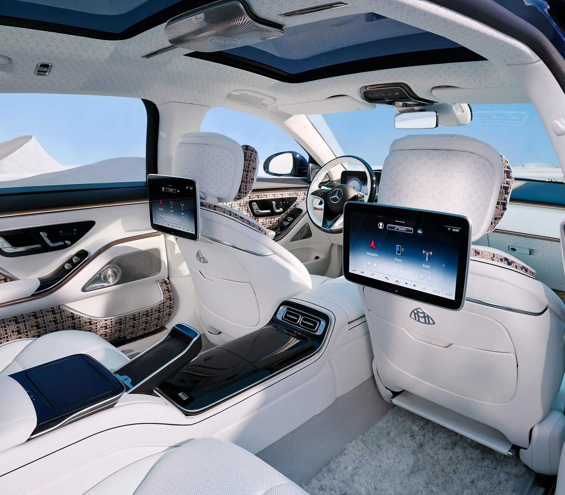 MErcedes-Maybach S-Klasse Rücksitze in weiß mit Blick nach forne