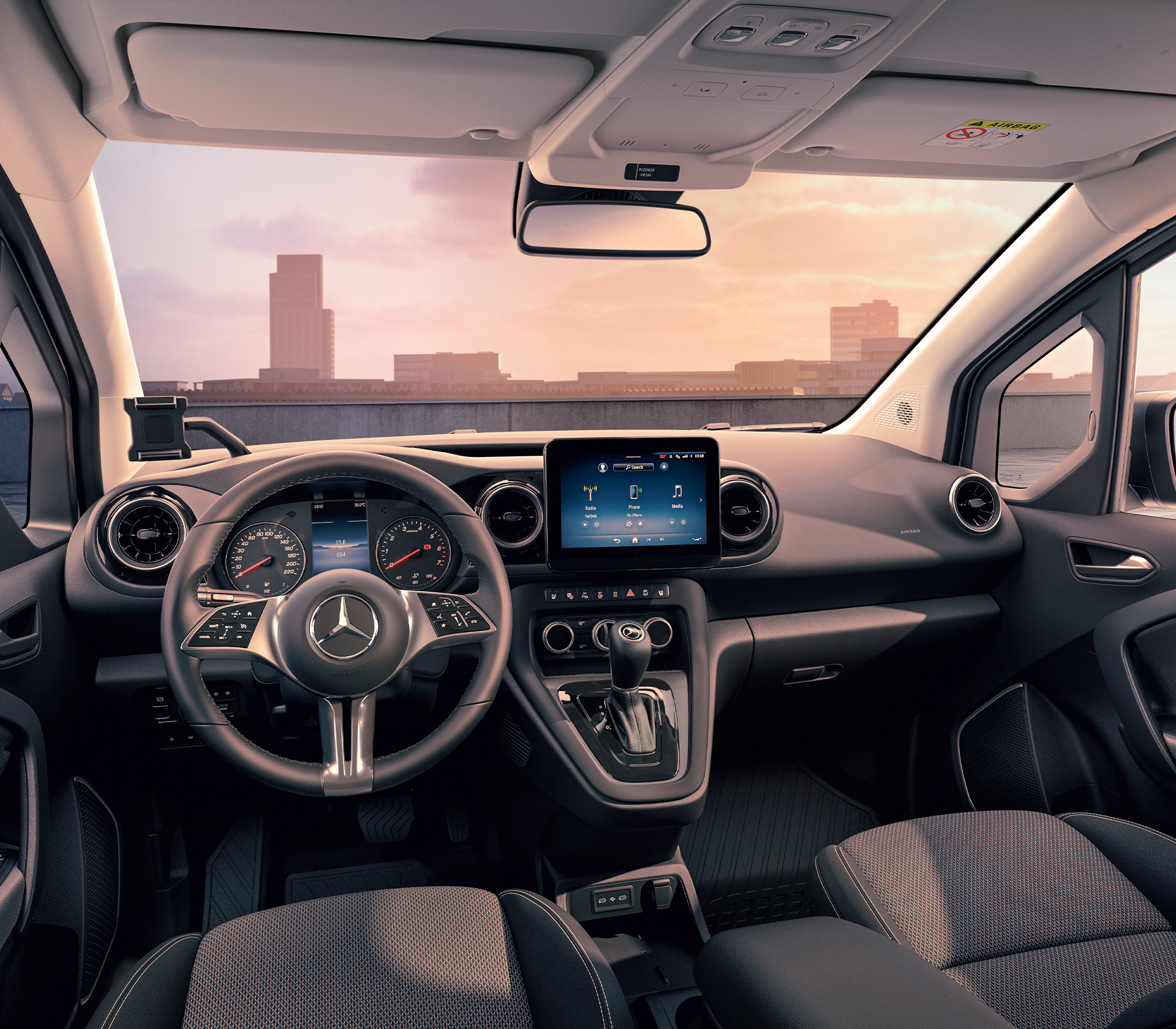 Hochwertiger Innenraum des Mercedes-Benz Citan mit digitalem Cockpit, Multifunktionslenkrad und MBUX-Infotainmentsystem.