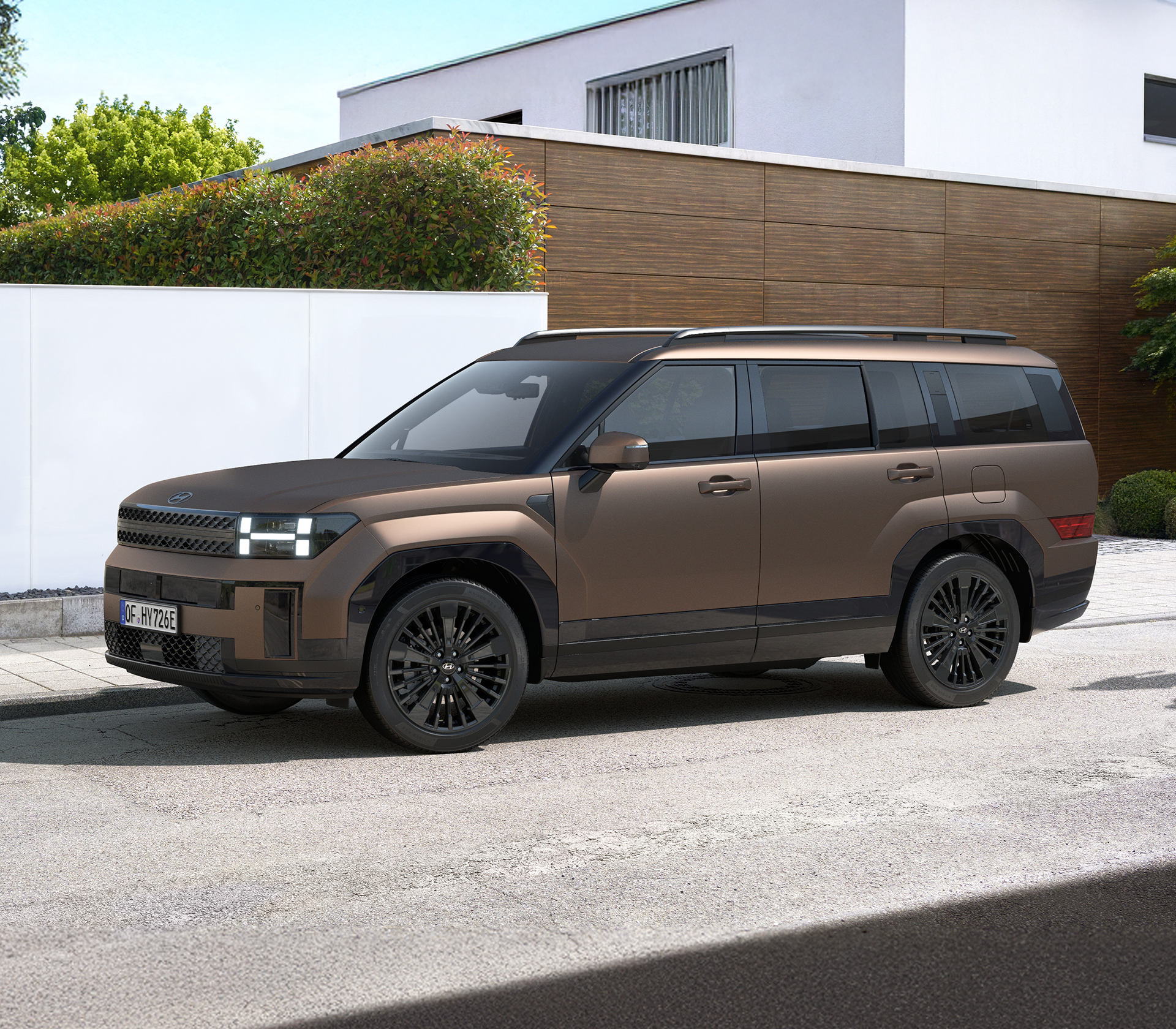 Hyundai SANTA FE von der Seite vor einem modernen Gebäude