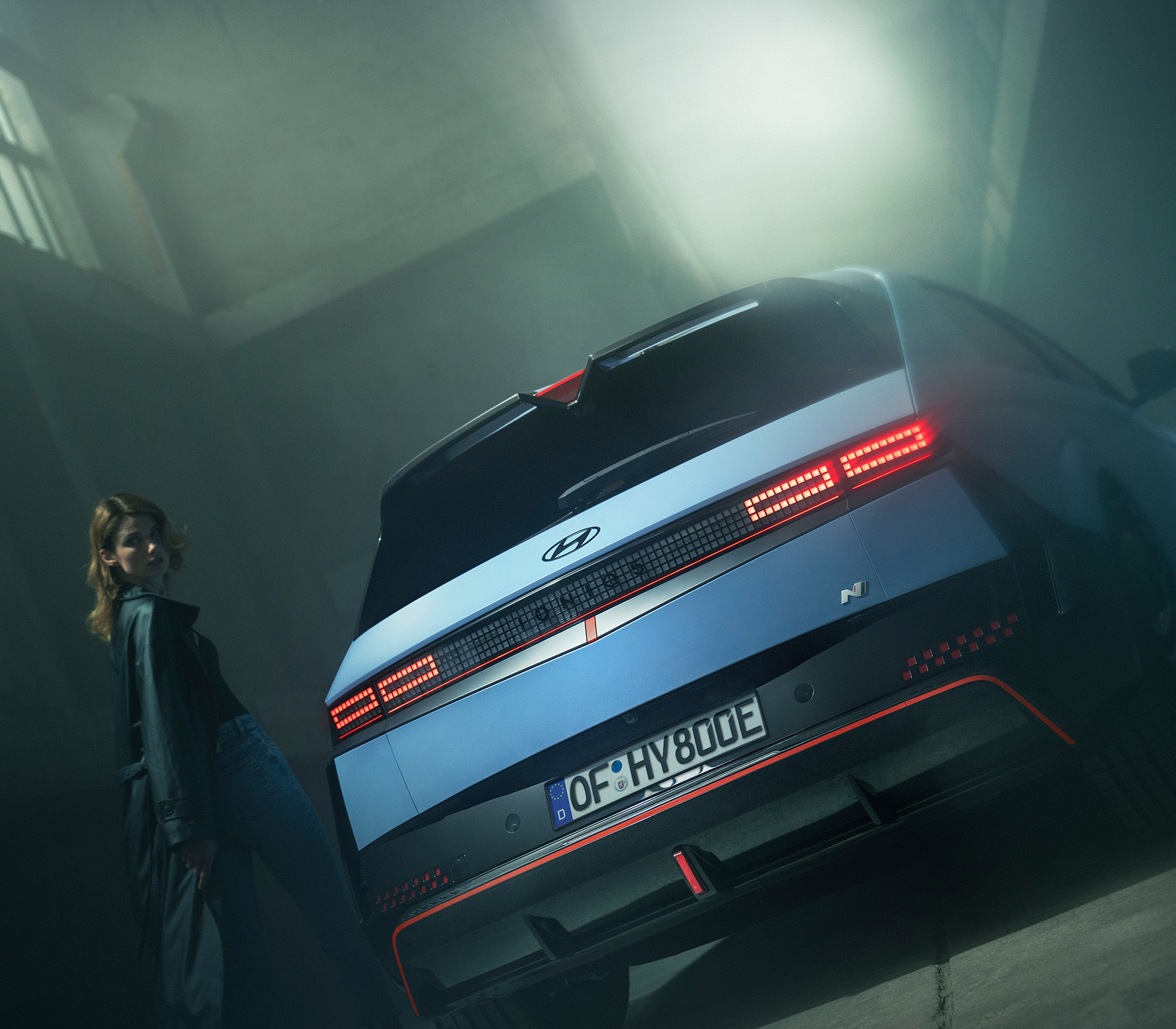 Hyundai IONIQ 9 in blau von Hinten und einer Frau daneben