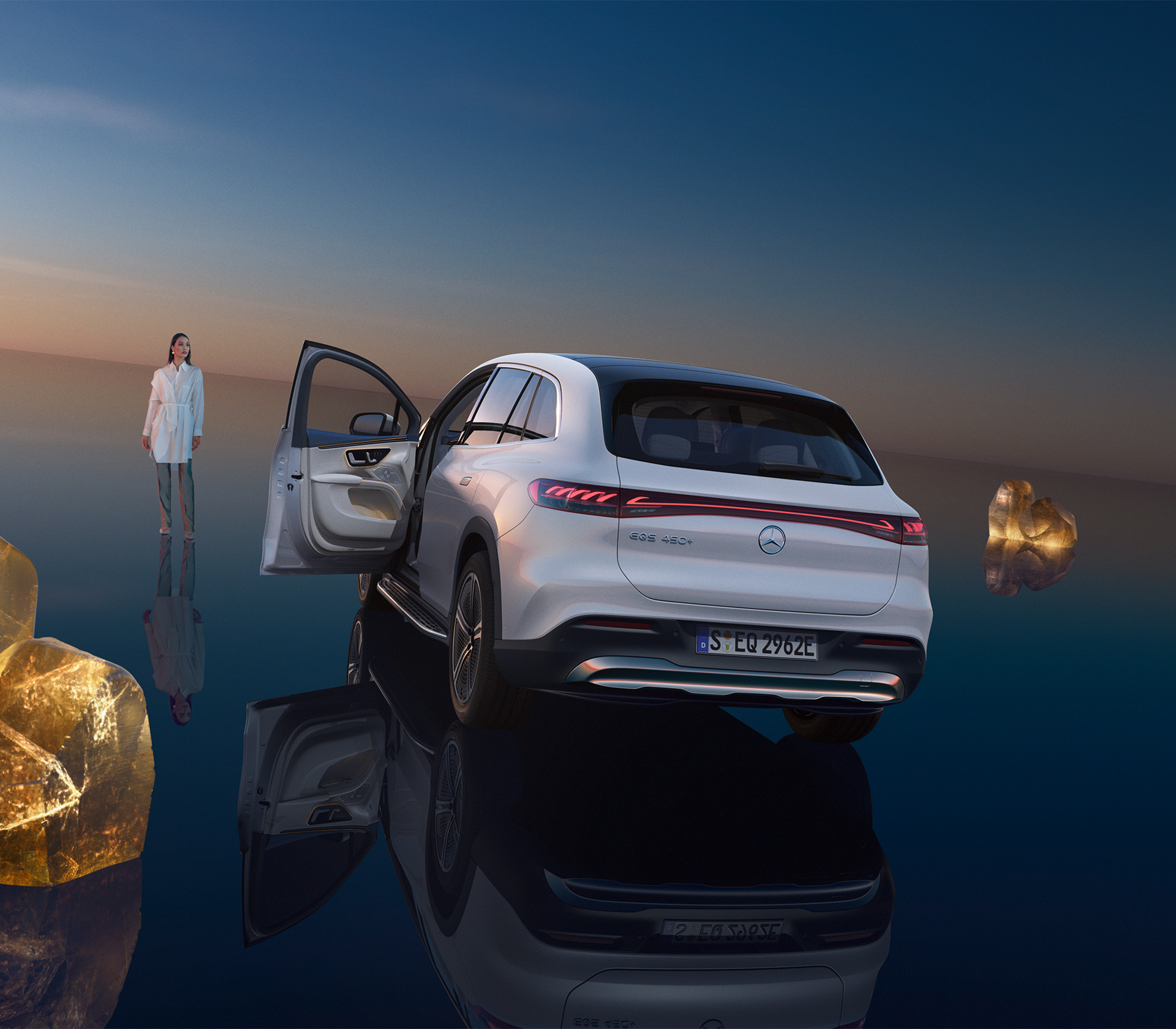 Mercedes-Benz EQS SUV in weiß, Heckansicht mit offener Tür