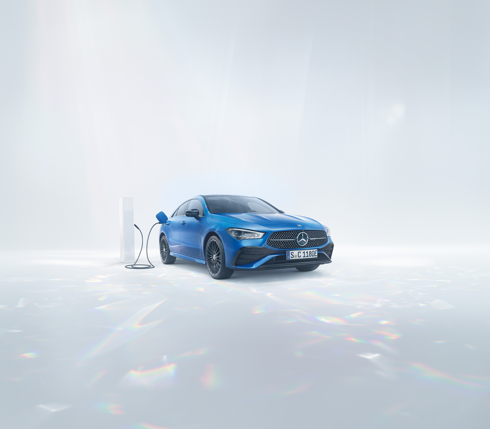 Mercedes-Benz CLA in blau in Studioumgebung