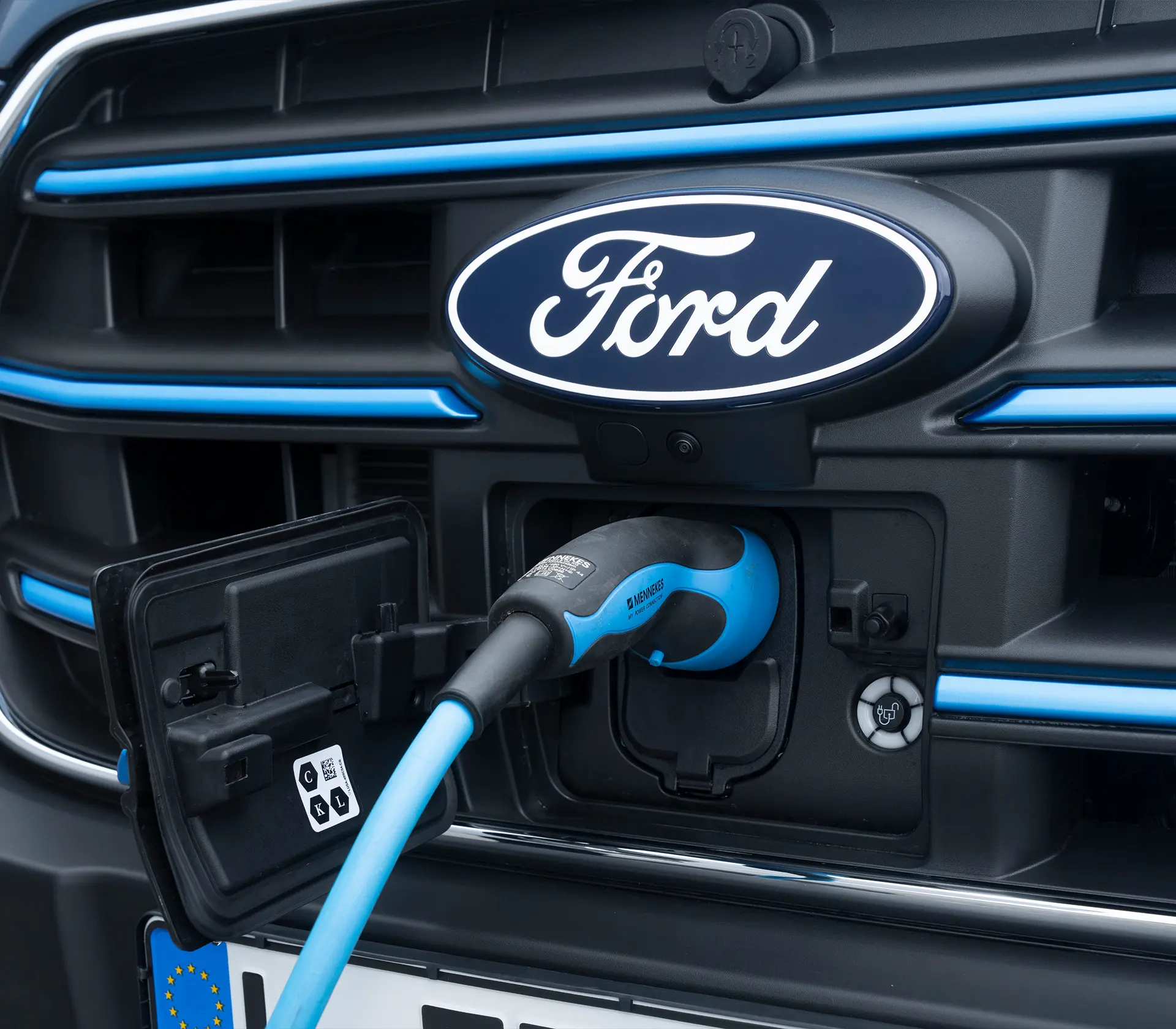 der E-Transit wird mit einem Ladekabel geladen