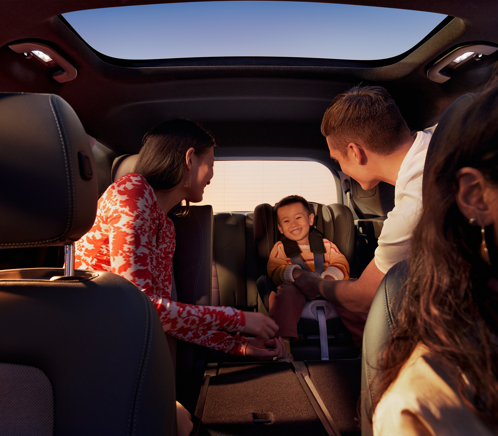 Mercedes-Benz EQB Fa,ilie sitzt im geräumigen Auto