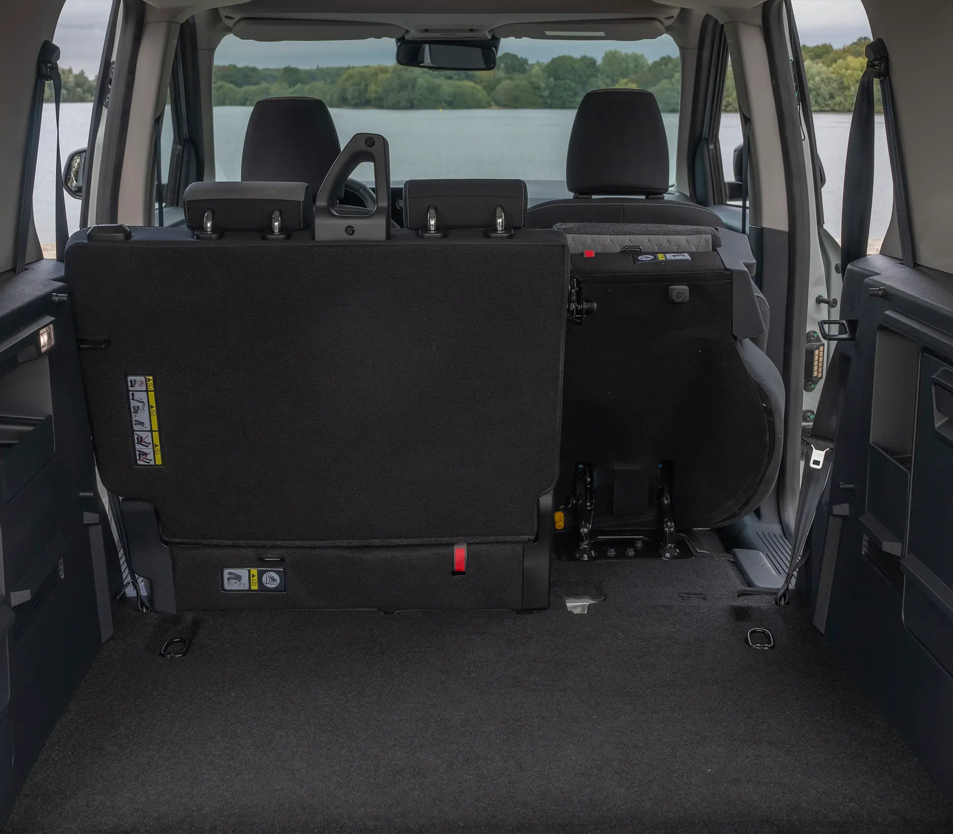 Innenraum des E-Tourneo Courier mit umgeklappten Sitz