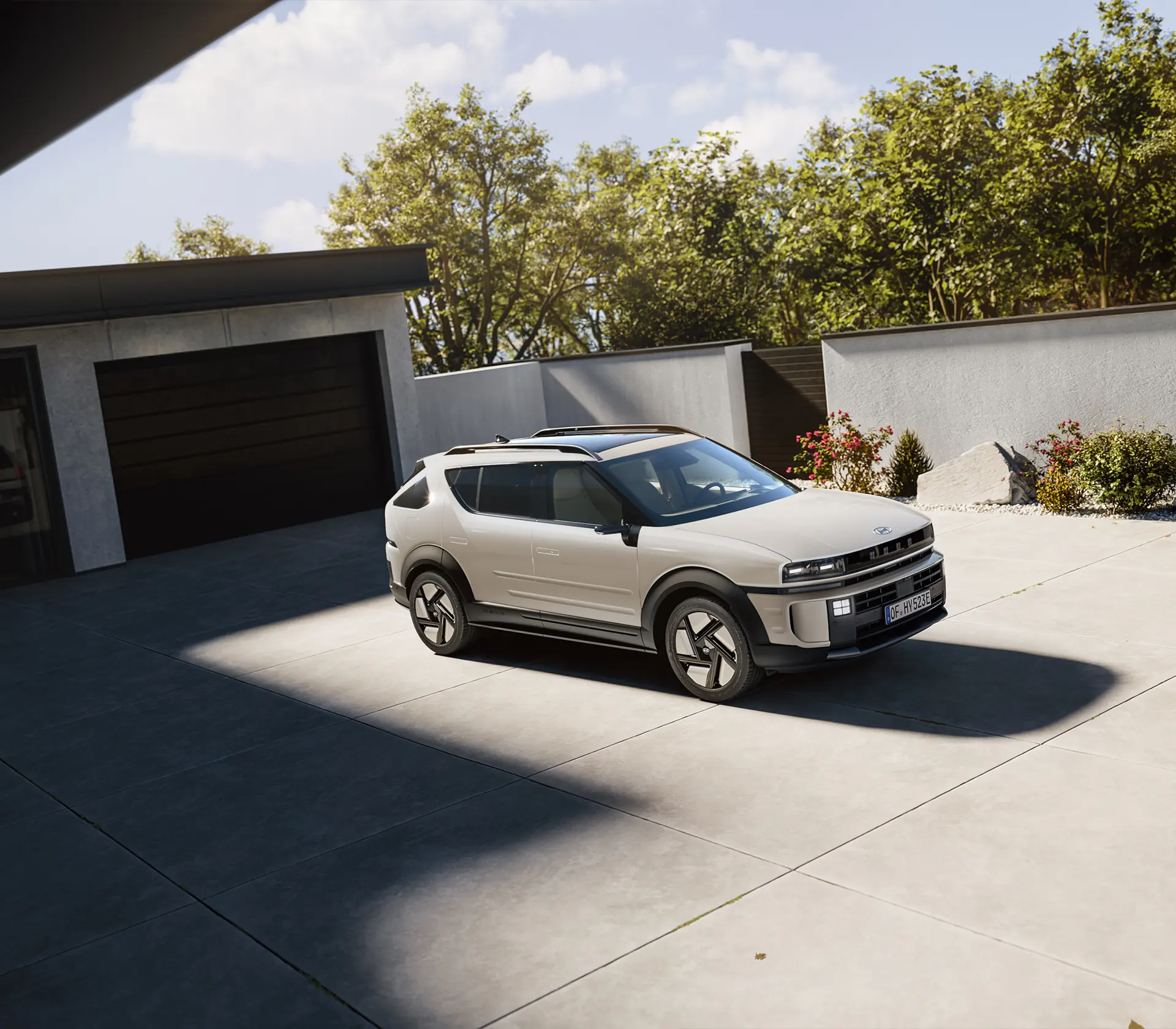 ein weißer Nexo steht in der Einfahrt vor der Garage