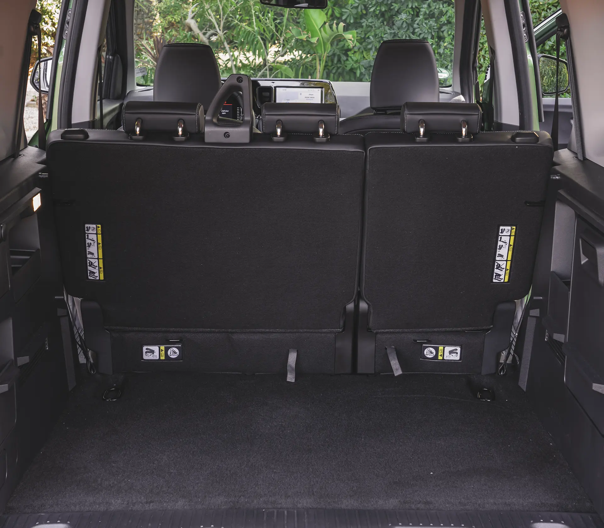Die Ansicht durch den geöffneten Kofferraum auf den Innenraum des Tourneo Courier