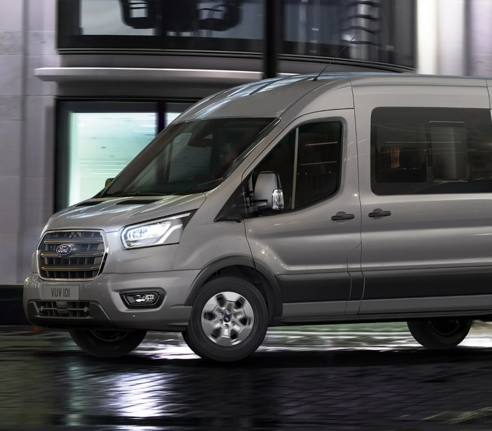 Grauer Transit in einer dunklen Halle Scheinwerfer sind an