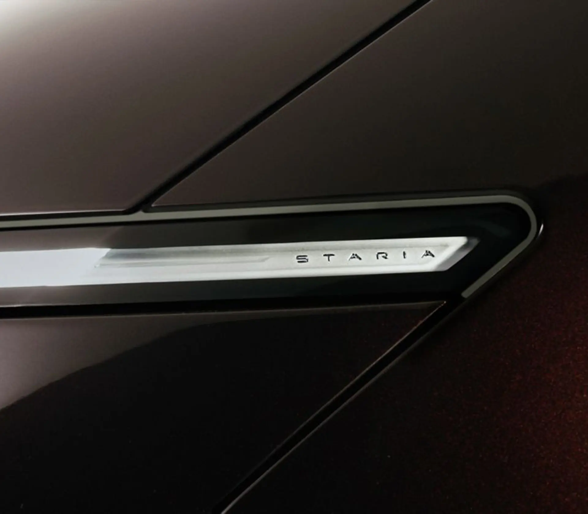 Detailaufnahme des Staria Logos bei Staria Elektro