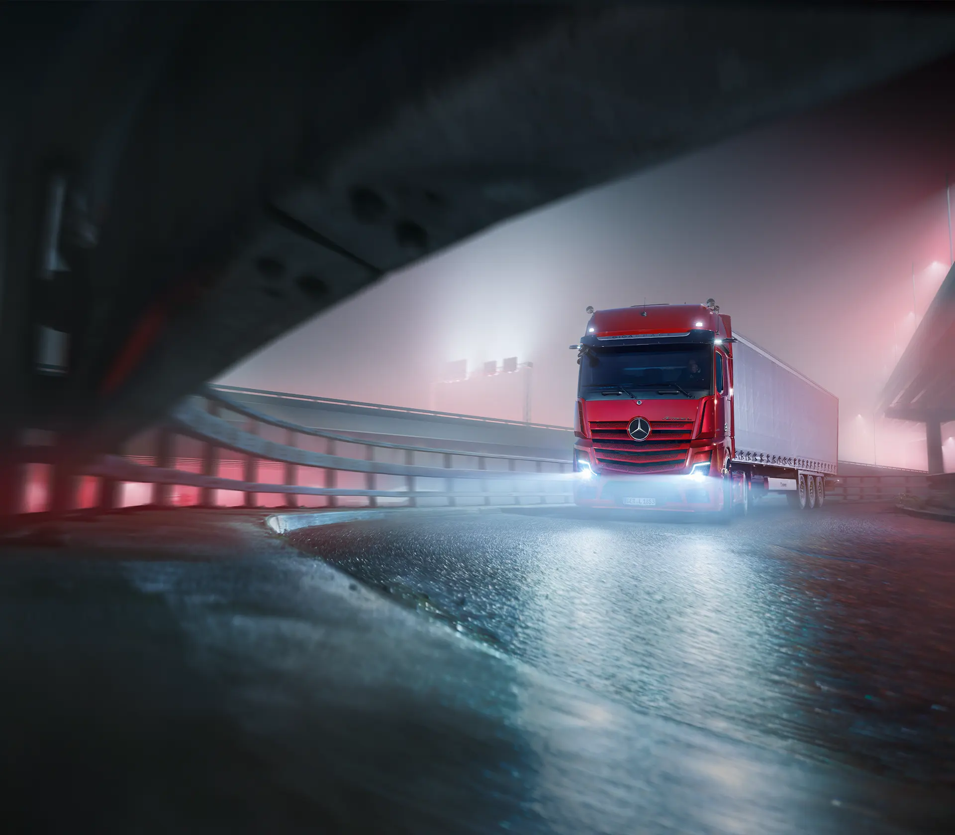 roter Actros L fährt Nachts