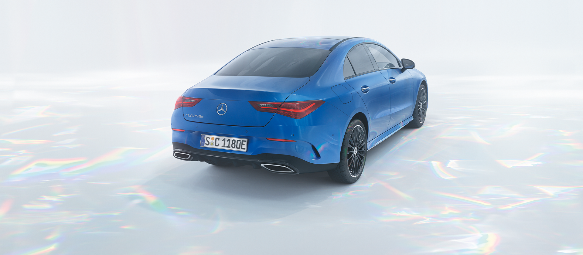 Mercedes-Benz CLA in blau in Studioumgebung