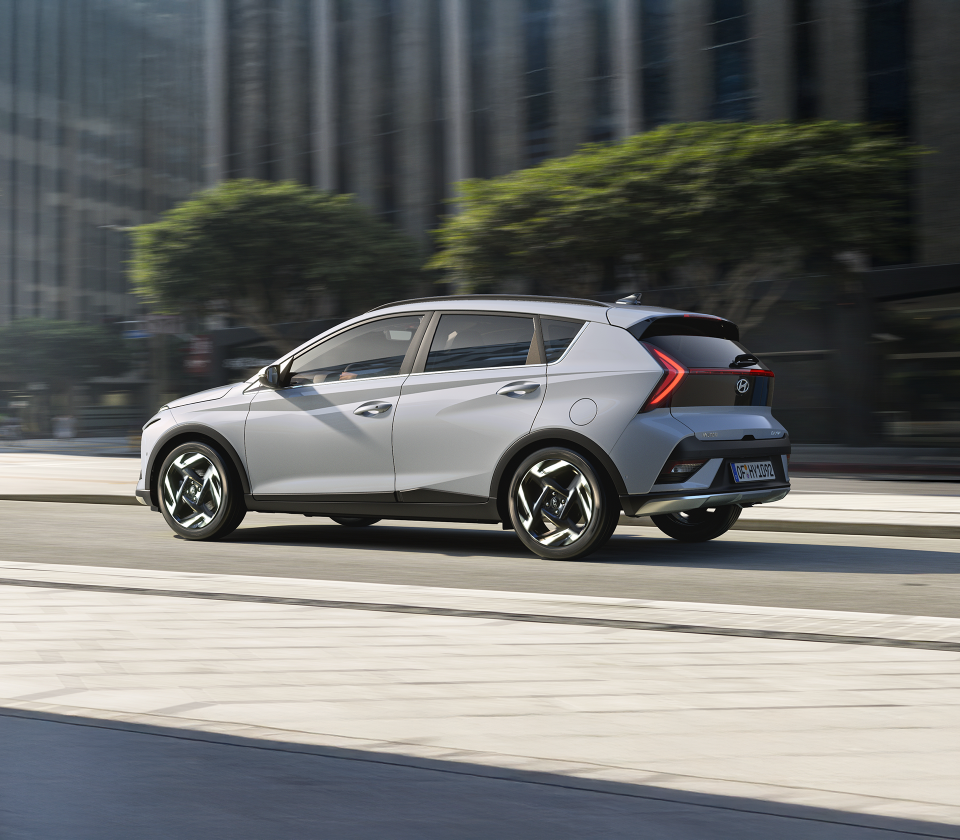 Hyundai BAYON in weiß von der Seite auf einer Straße