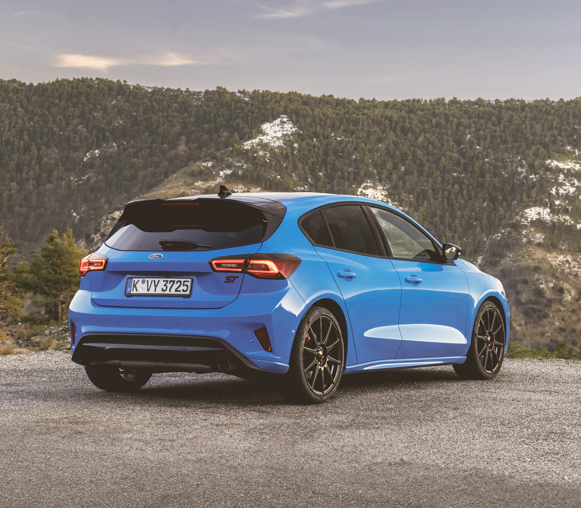 ein Focus ST von hinten vor Bergen