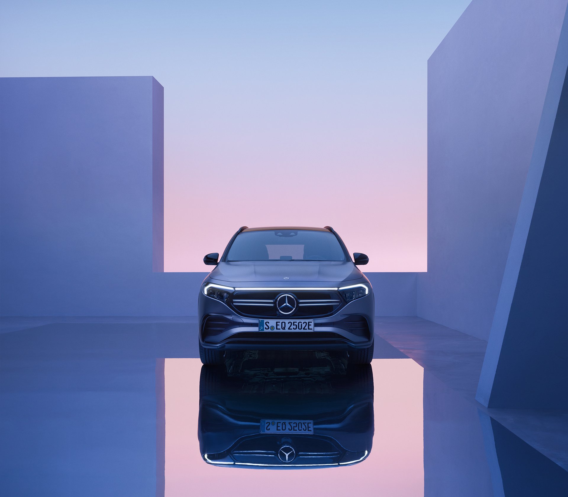 Mercedes-Benz EQA Frontansicht in Studioumgebung