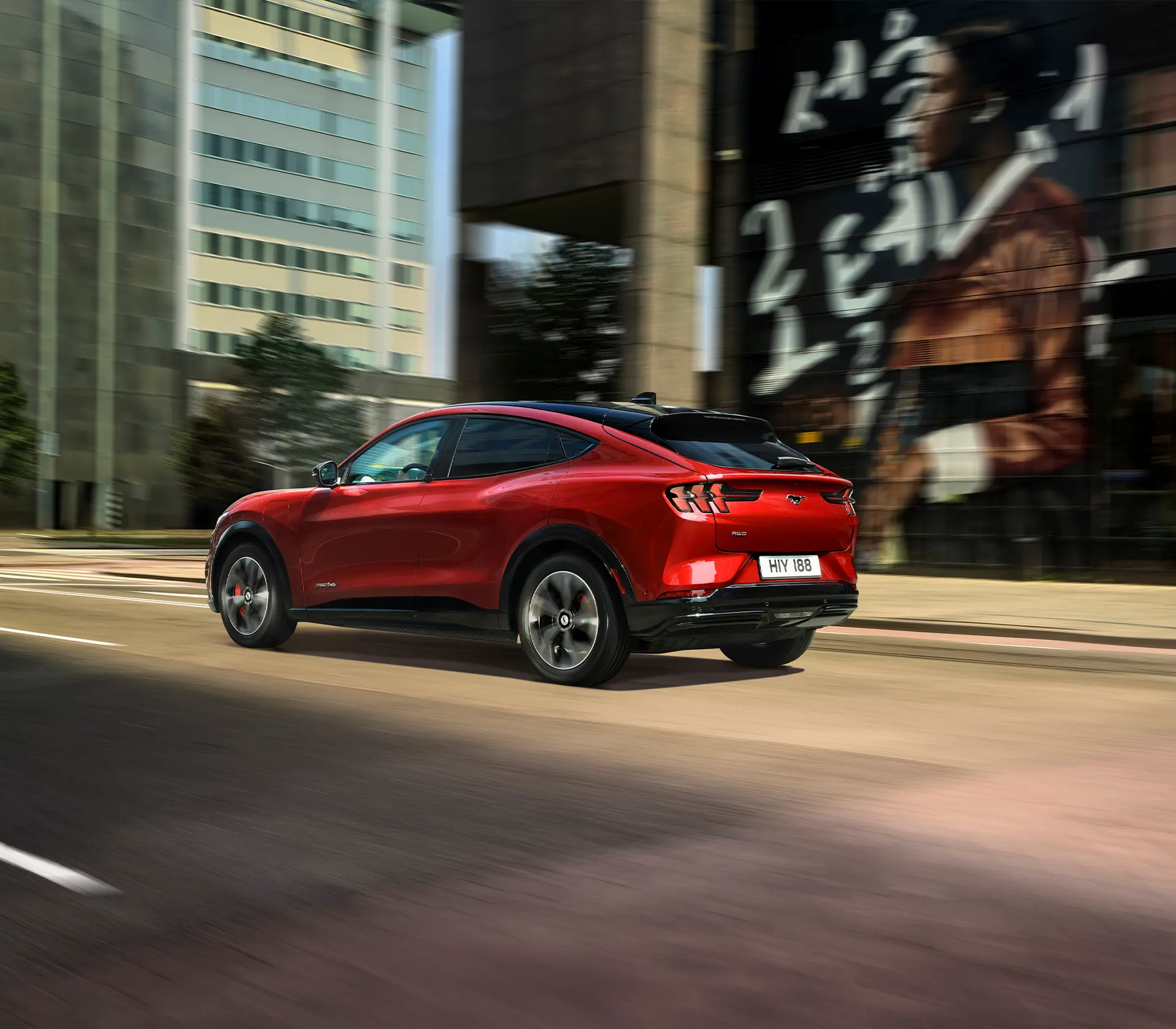 der rote Mustang Mach-E fährt auf der Straße