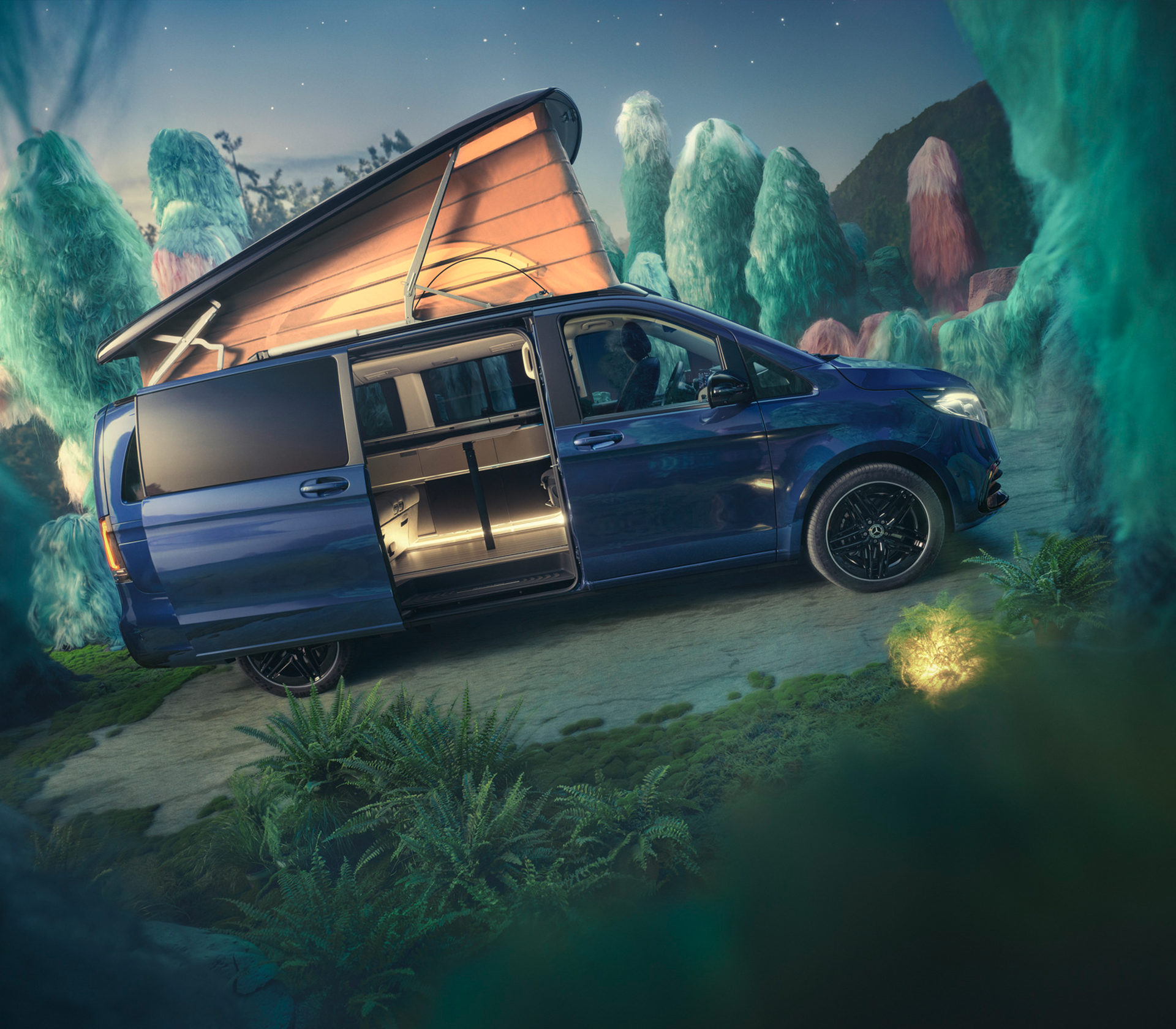 Mercedes-Benz V-Klasse Marco Polo Seitenansicht mit aufgestelltem Dach und offener Schiebetür