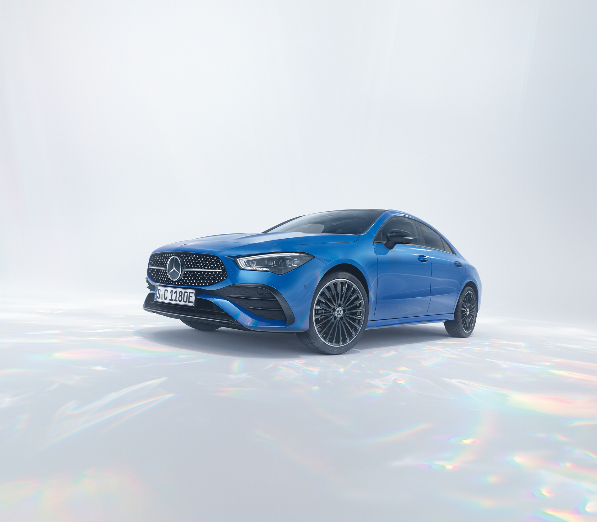 Mercedes-Benz CLA in blau in Studioumgebung