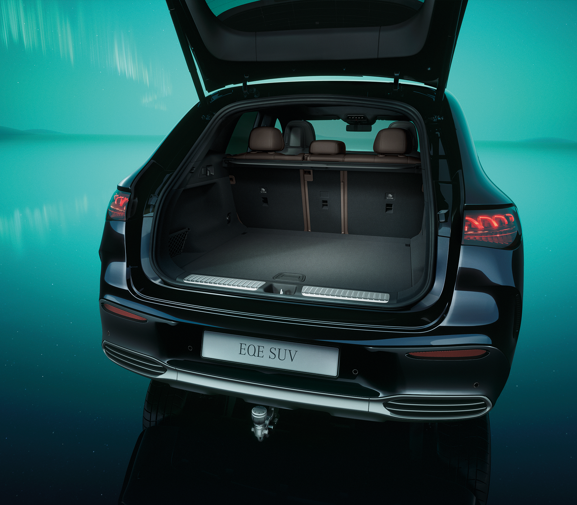 Mercedes-Benz EQE SUV in einer Umgebung mit Polarlichtern, offener Kofferraum