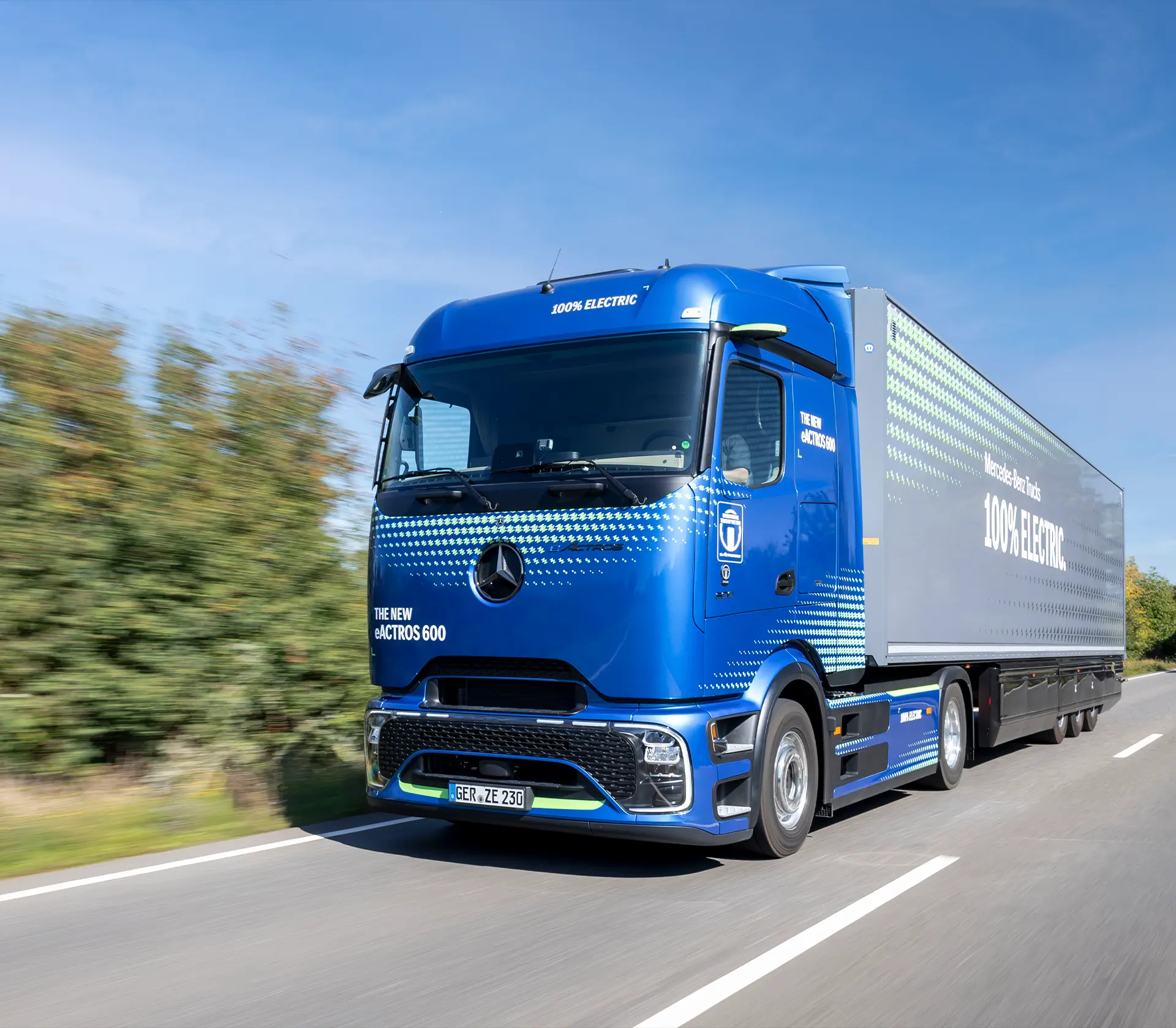 blauer eActros 6oo fährt auf der Straße