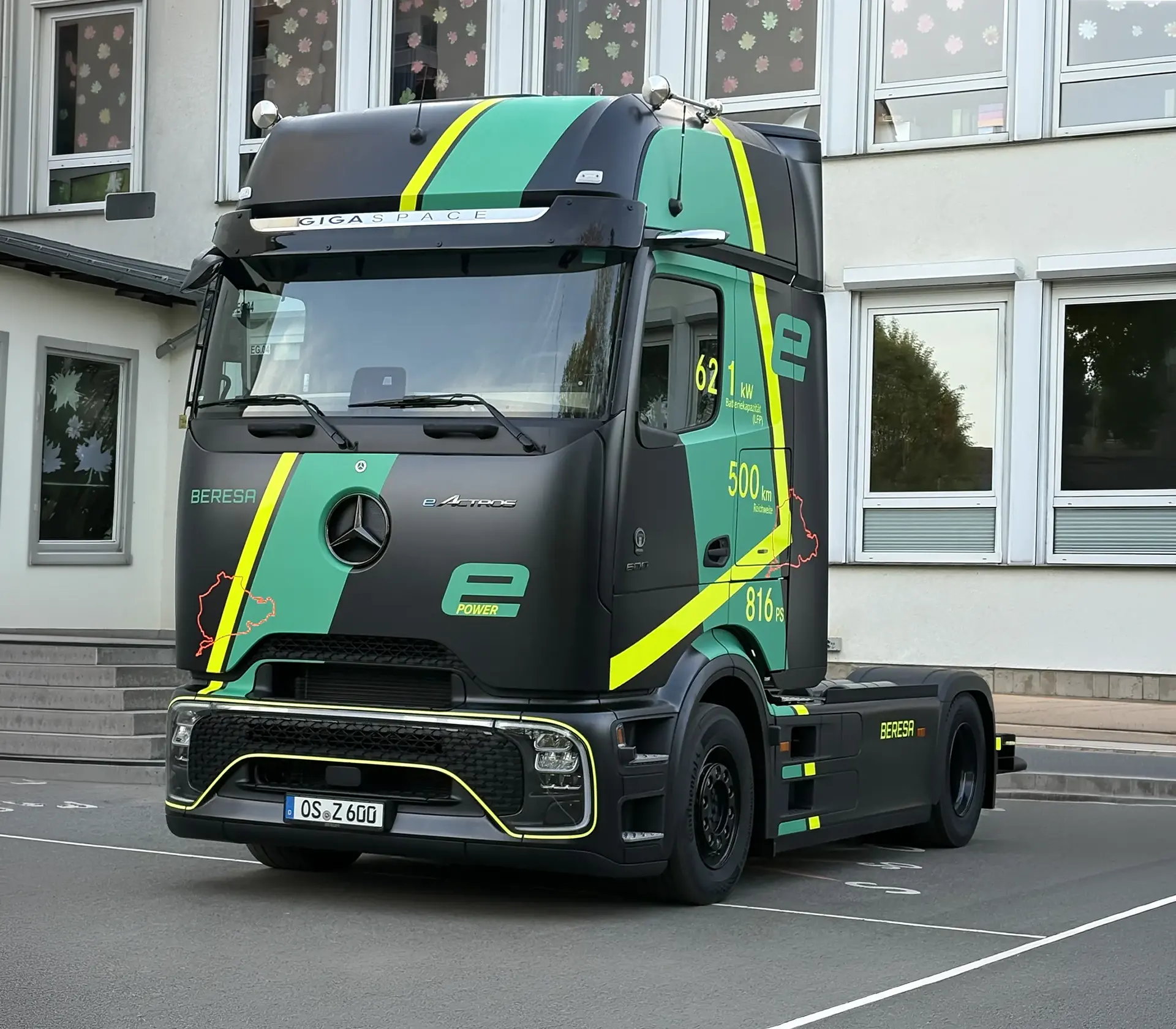 eActros vor Grundschule