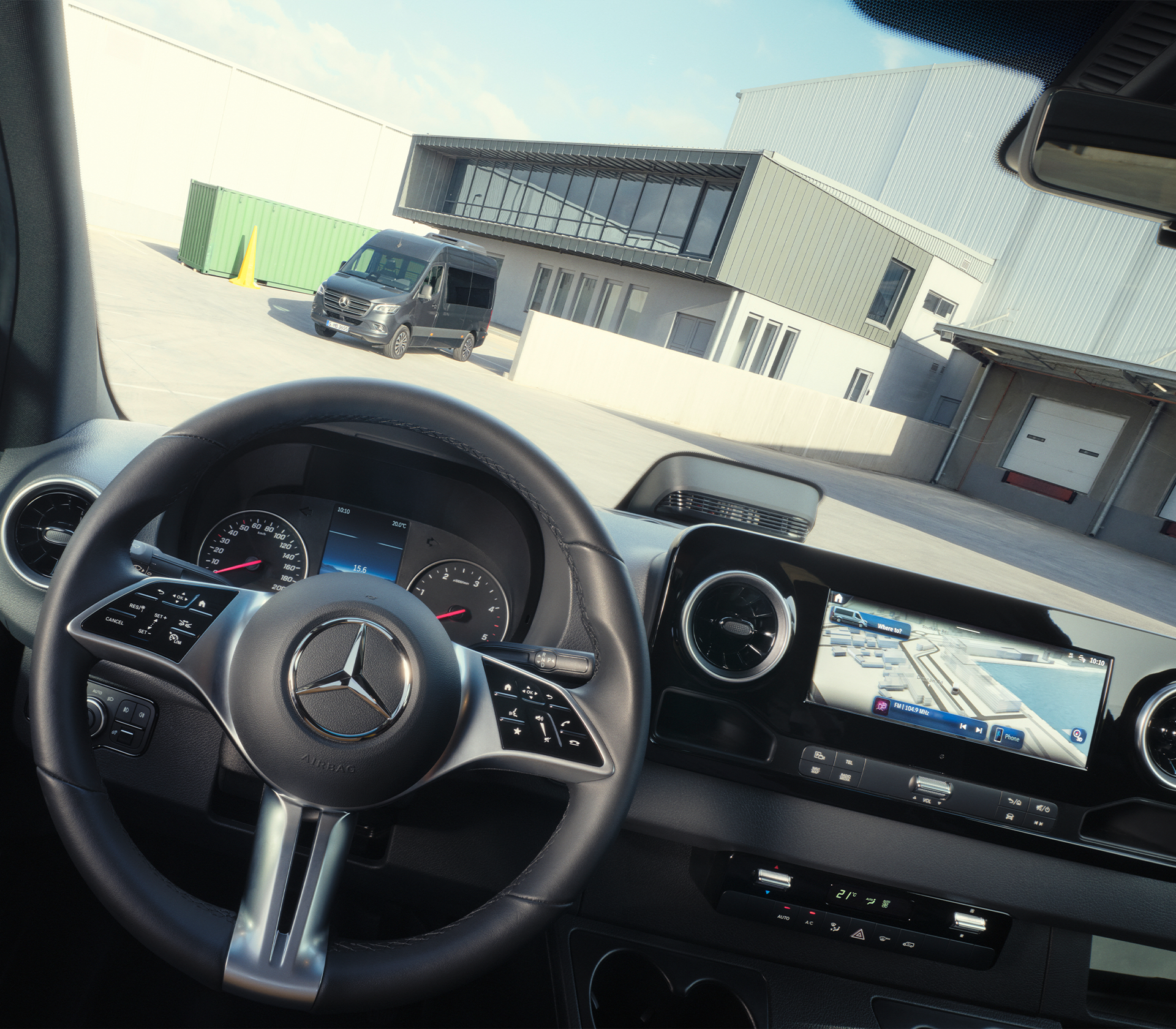 Mercedes-Benz Sprinter von innen, man sieht das lenkrad und den Bildschirm
