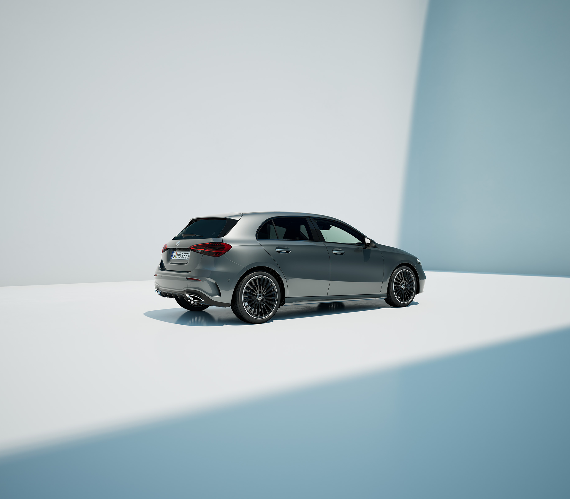 Mercedes-Benz A-Klasse in elegantem Grau, inszeniert in einer minimalistischen Studio-Umgebung mit Licht- und Schattenspiel.
