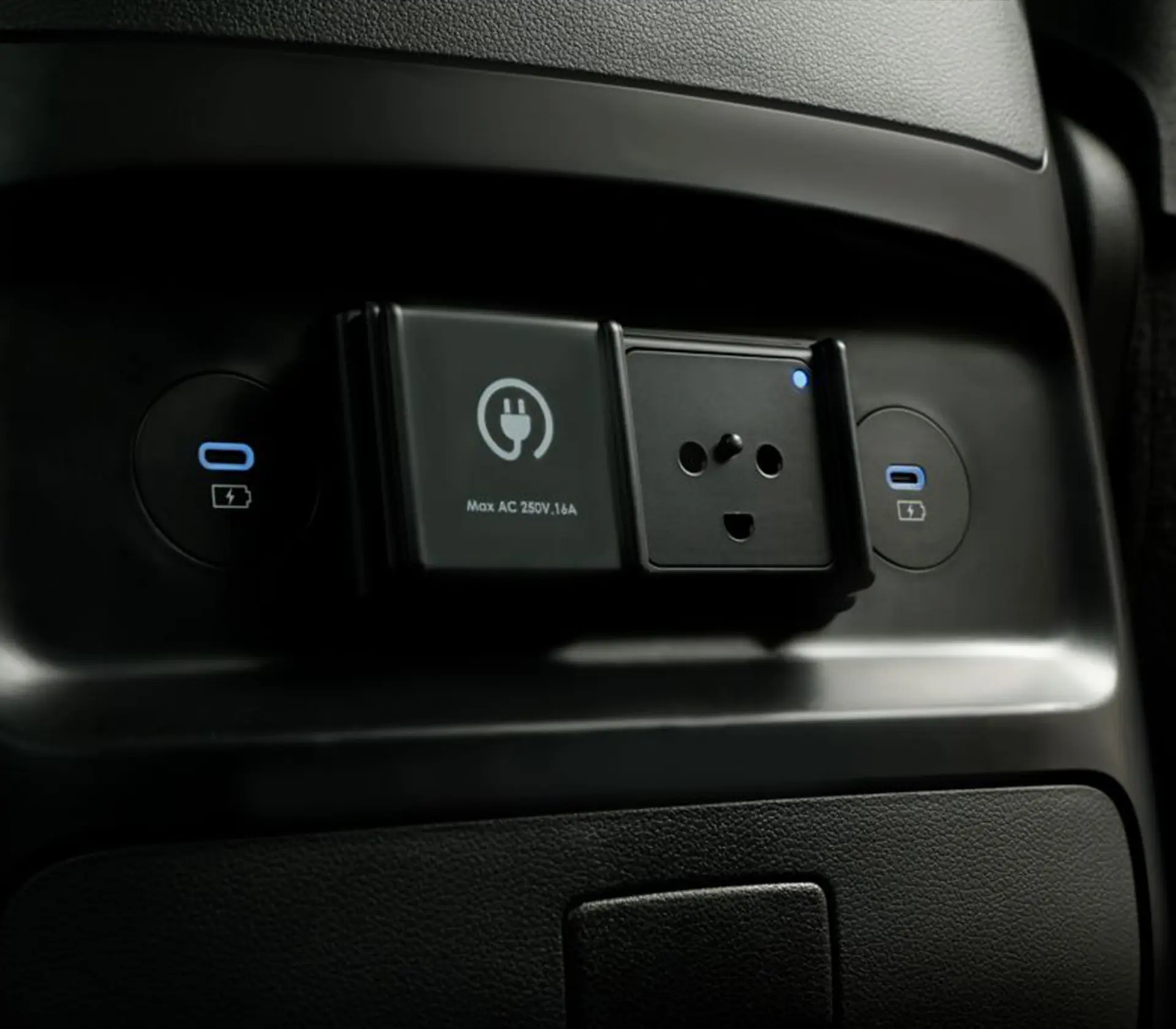 Steckdosen und Lademöglichkeiten im Staria Elektro