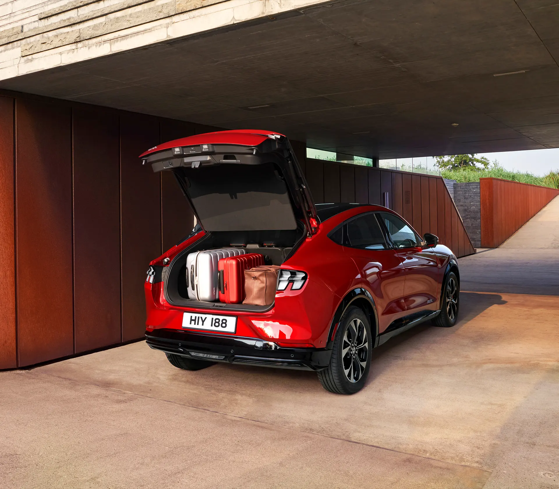 geöffneter Kofferraum eines roten Mustang Mach-E