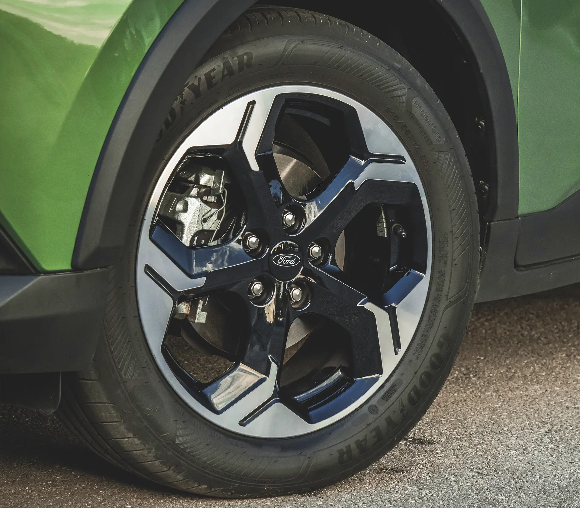 das Rad und der Reifen des Tourneo Courier