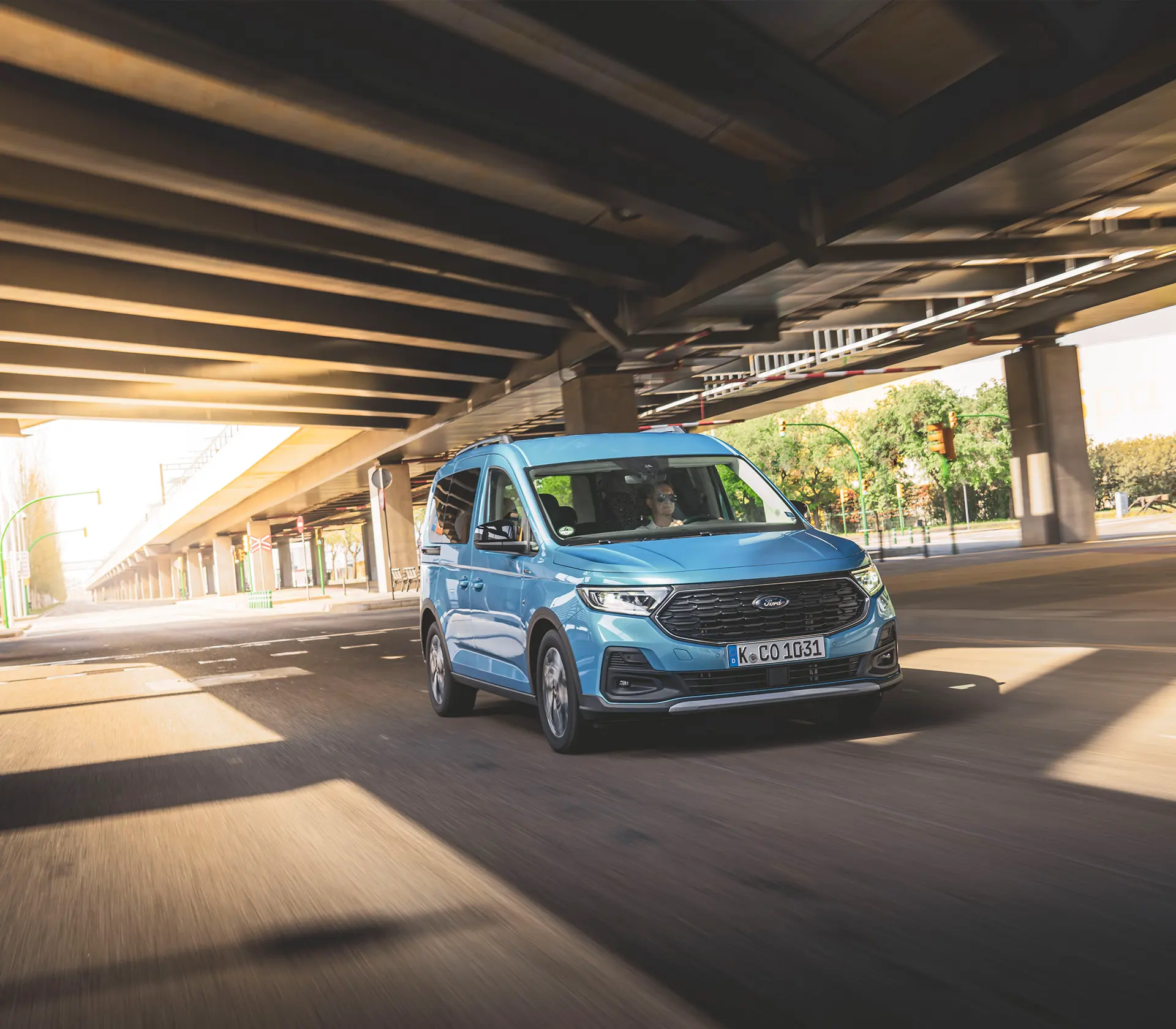 blauer Ford Tourneo-Connect fährt durch einen Tunnel