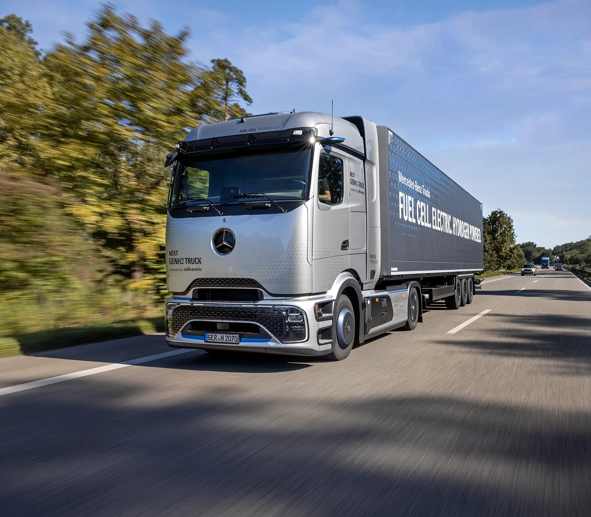 die Frontansicht auf den NextGenH2 Truck, welcher auf der Autobahn fährt