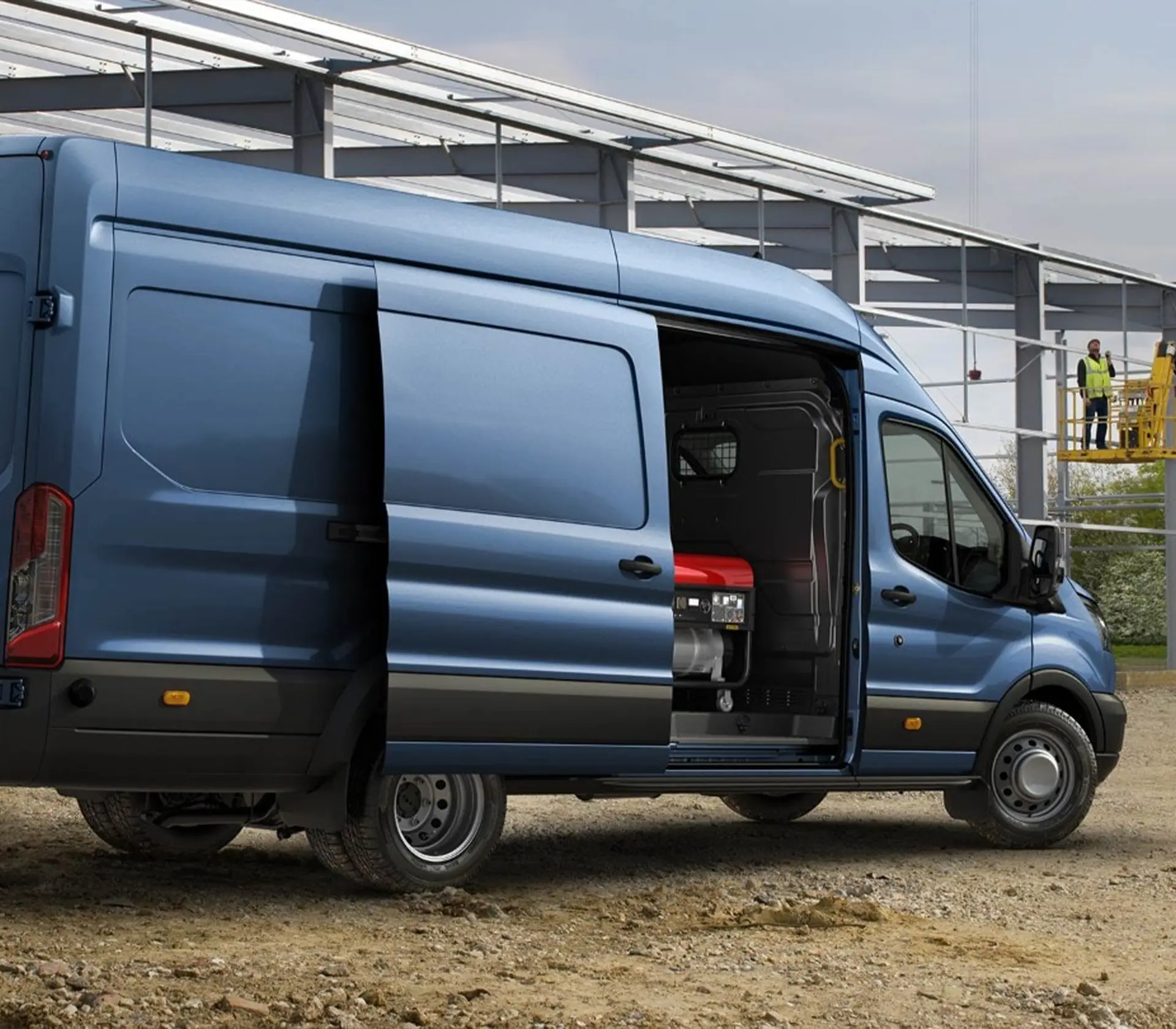 Blauer Transit Seitenansicht mit offener Schiebetür