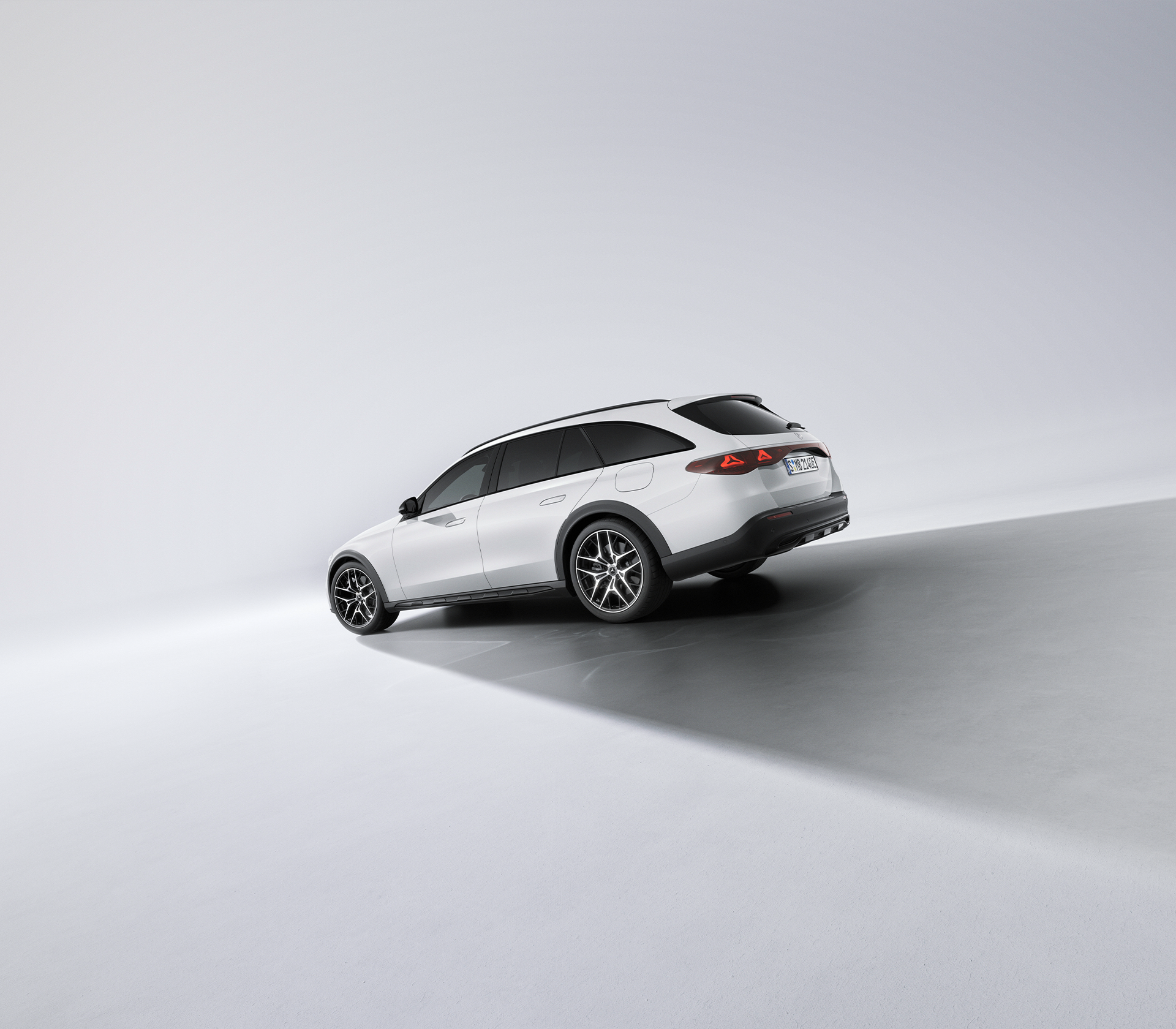 Mercedes-Benz E-Klasse All Terrain in Weiß in Studioumgebung.