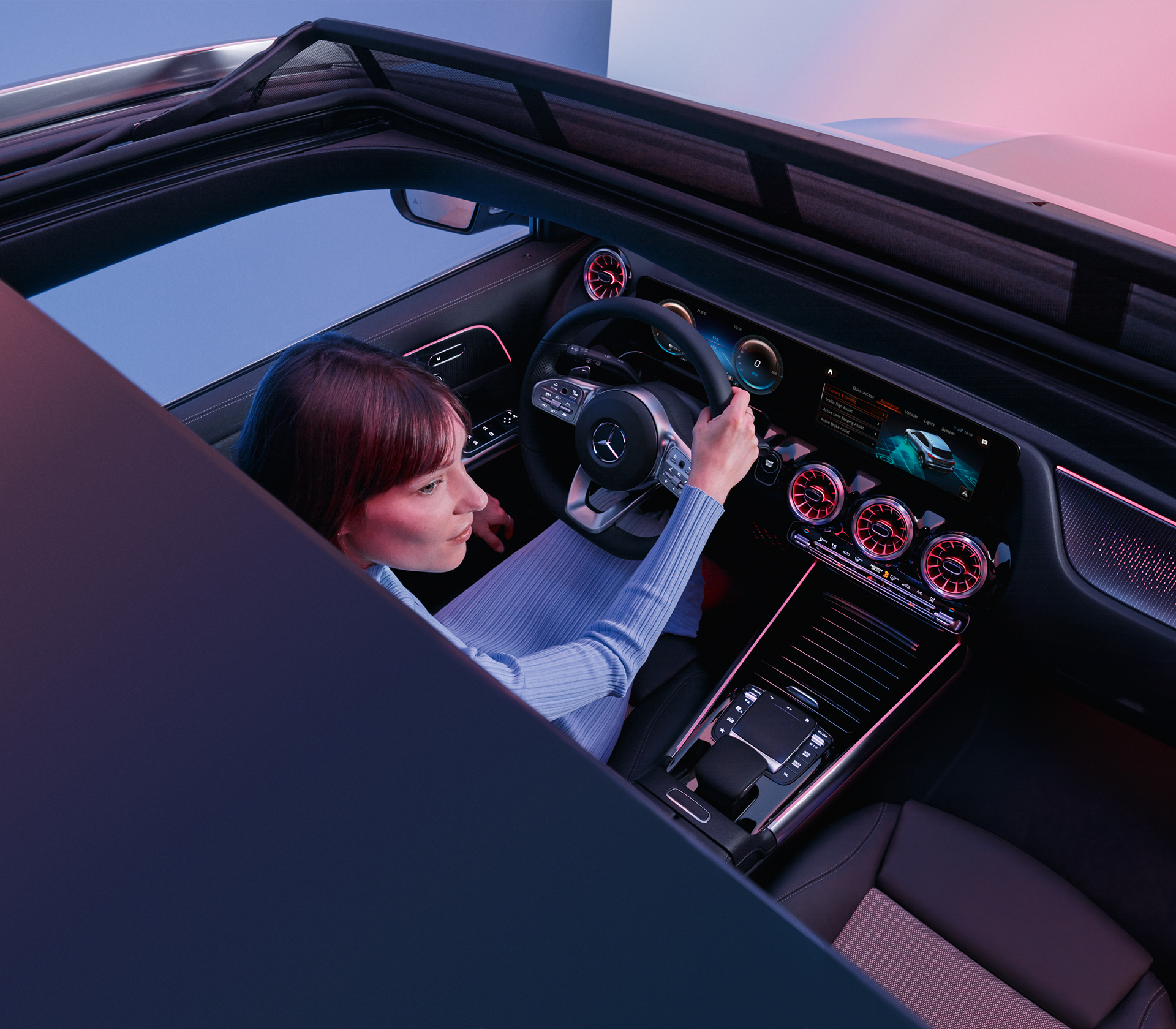 Mercedes-Benz EQA Bild durch das Schiebedach von oben