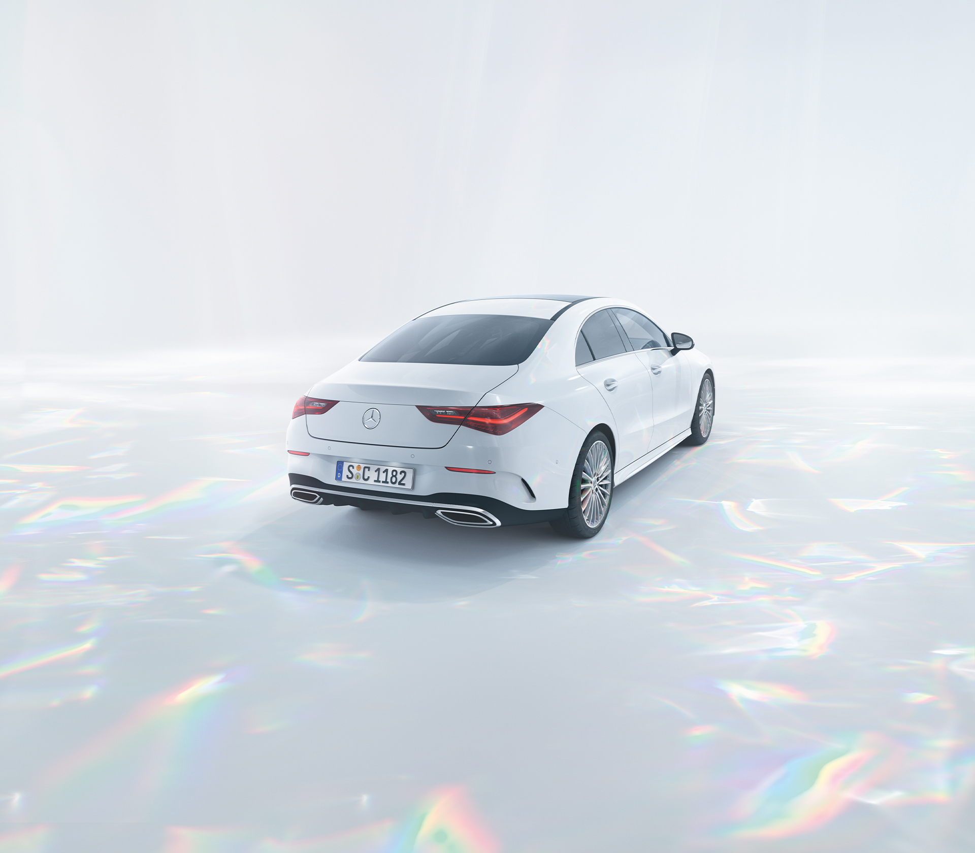 Mercedes-Benz CLA in weiß in Studioumgebung, Heckansicht