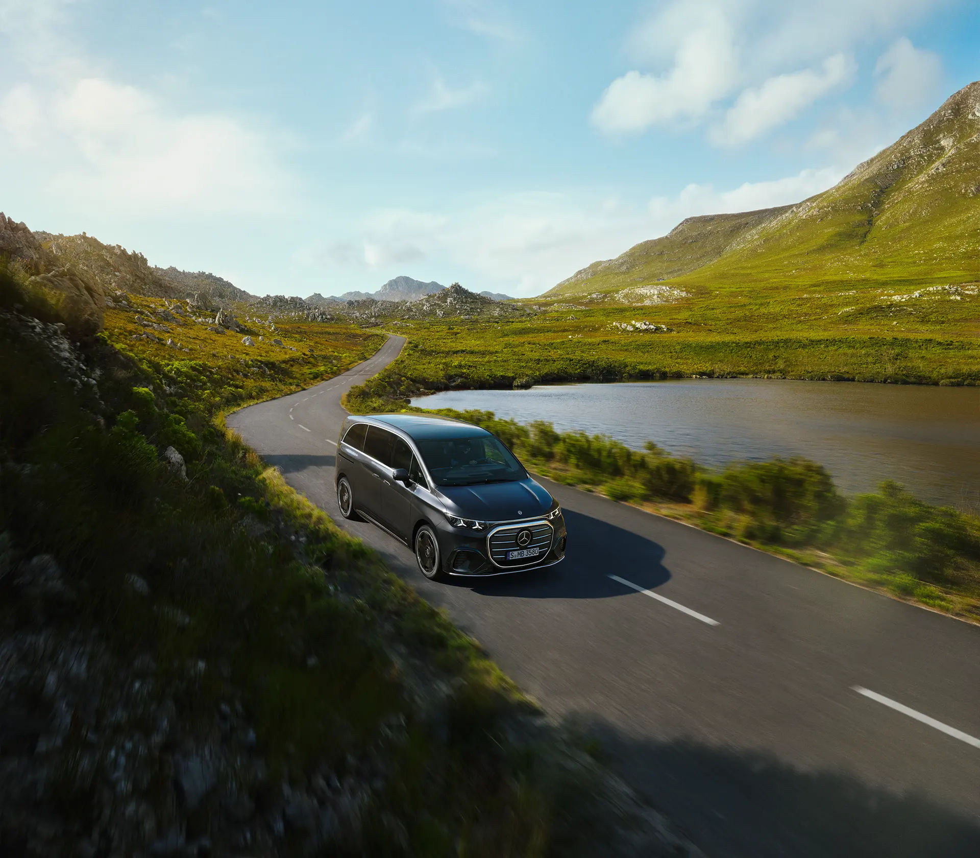 der neue VLE fährt durch eine Landschaft mit Bergen und See im Hintergrund