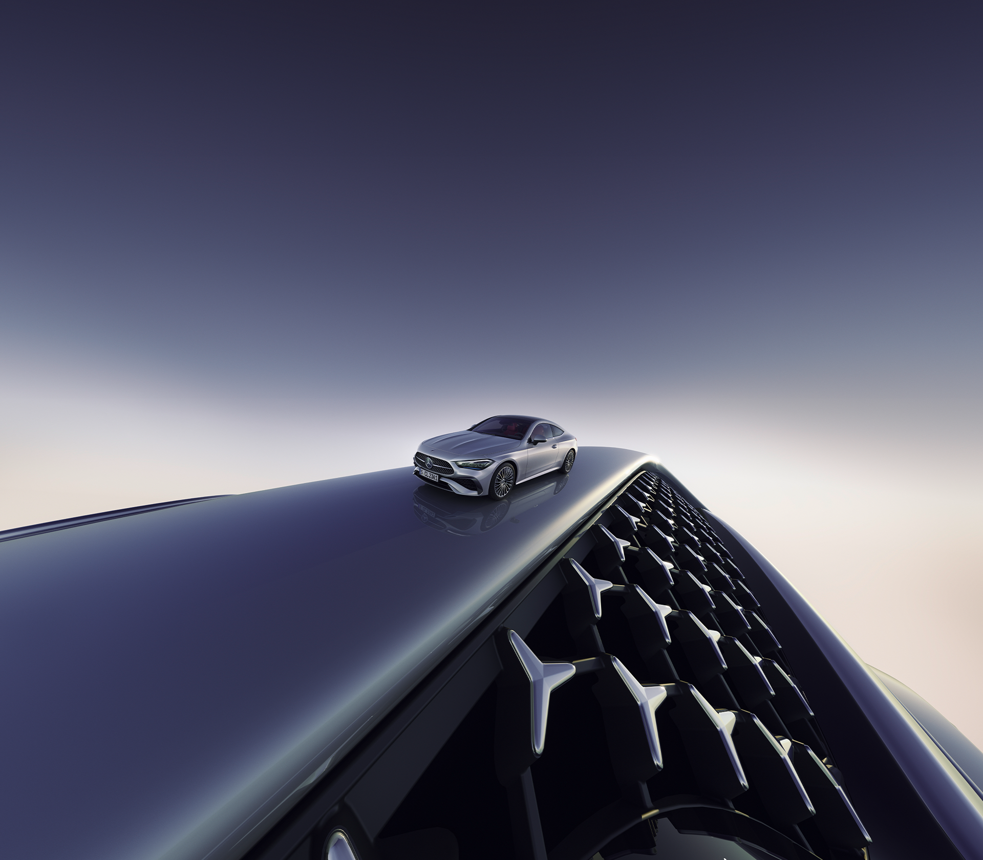 Mercedes-Benz CLE Coupe fährt in klein auf einem Mercedes-Benz Kühlergrill