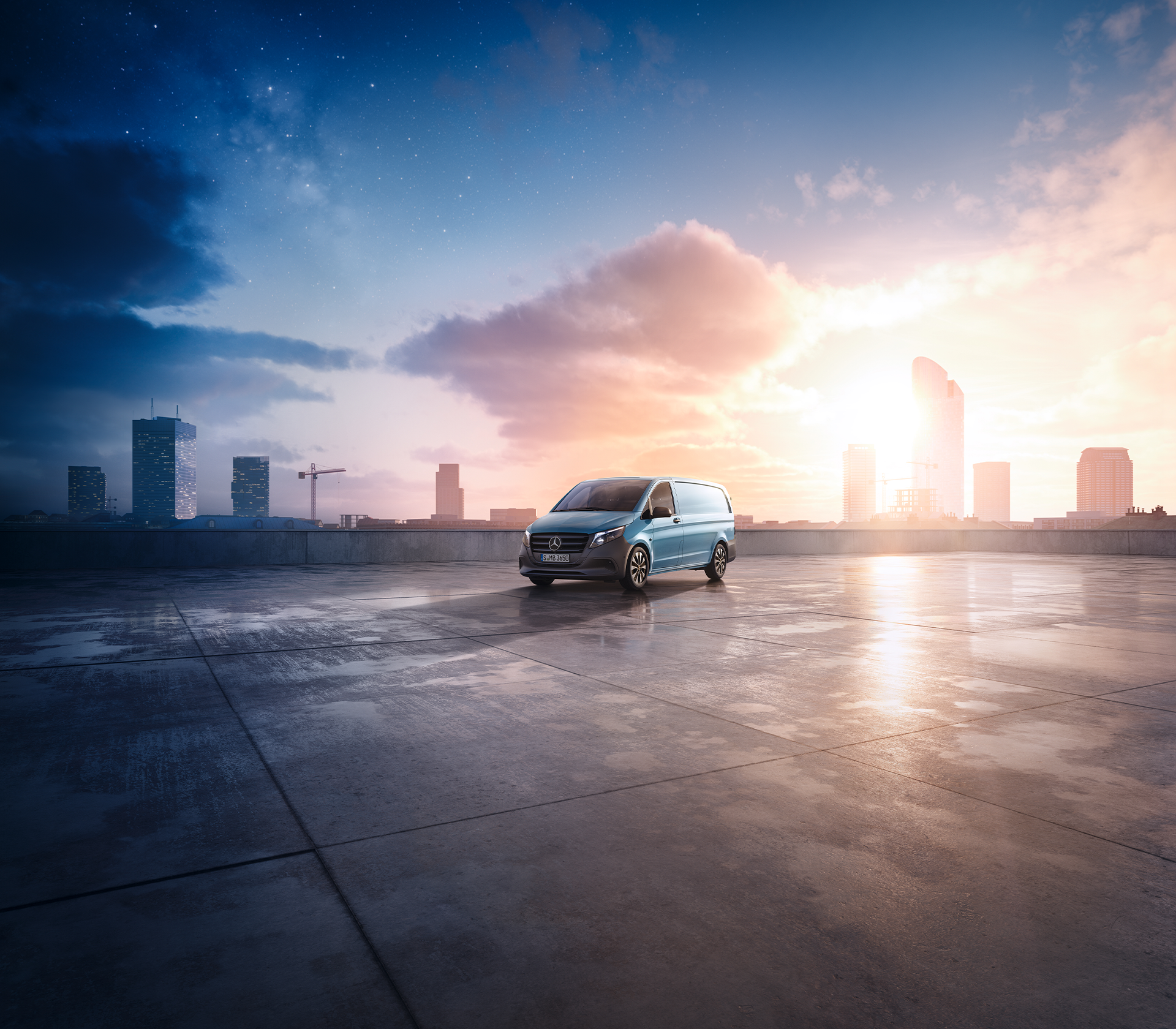 „Blauer Mercedes-Benz Vito auf einem Dachparkplatz mit Blick auf die Stadt bei Sonnenuntergang.“