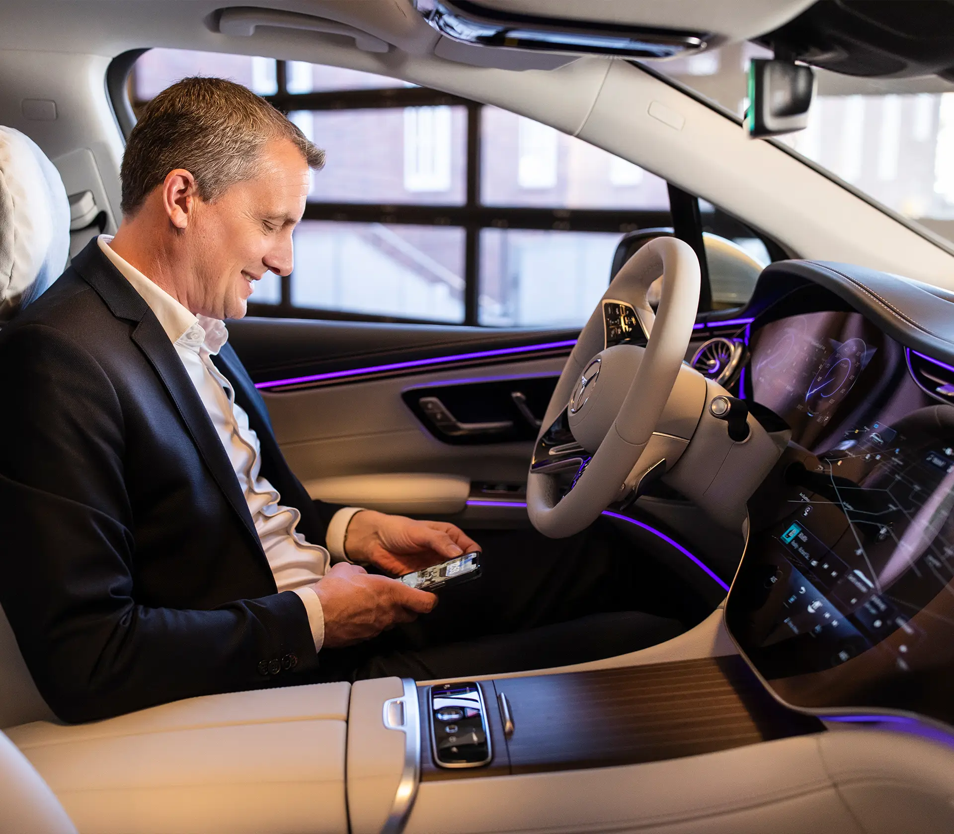Jörg Heidemann Geschäftsführer sitzt im Auto unf fährt gleich zu einem Kunden