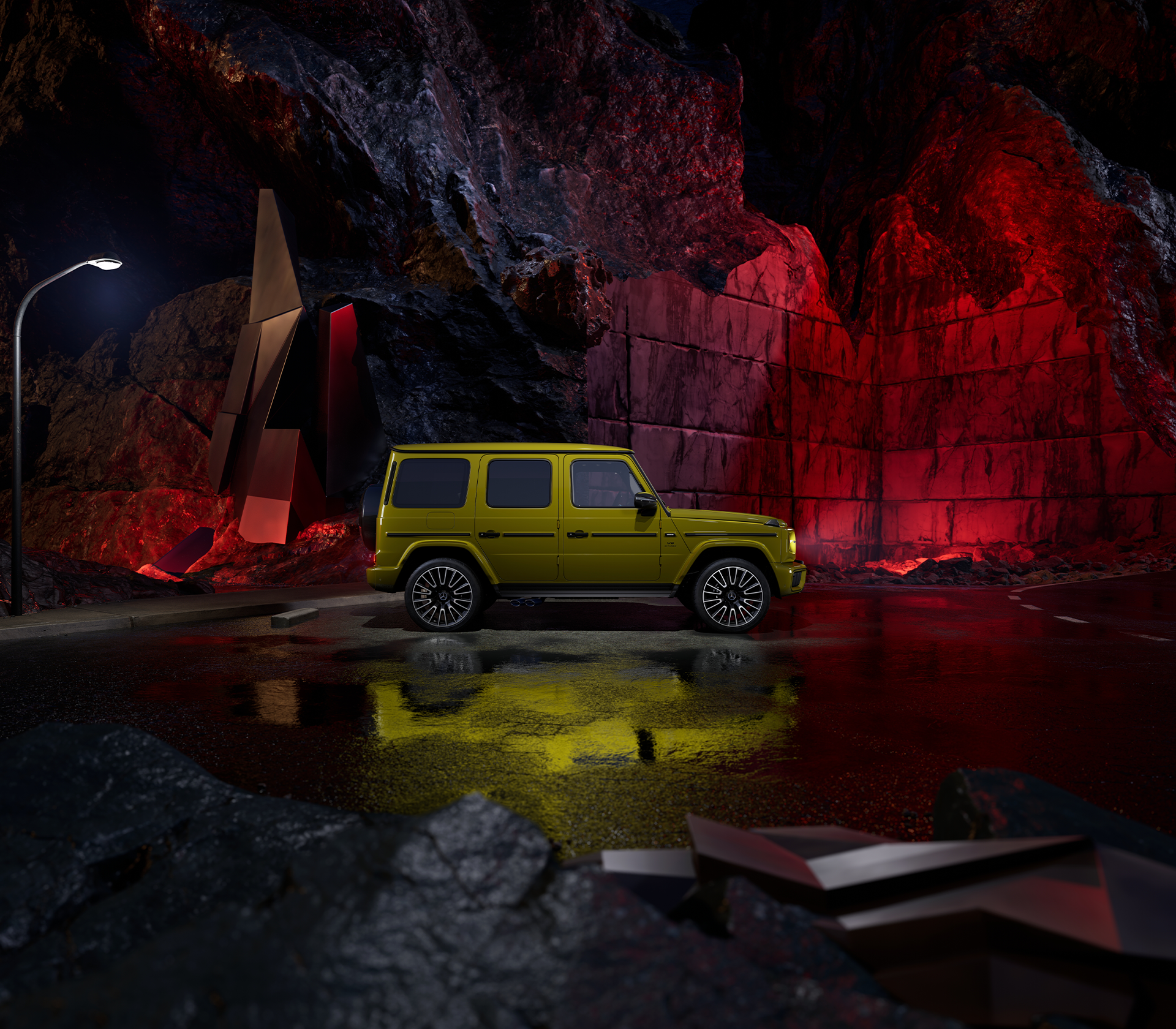 Seitliche Ansicht einer Mercedes-Benz G-Klasse in auffälligem Gelb, inszeniert vor dramatischer Felskulisse mit roter Beleuchtung und nasser Fahrbahn.