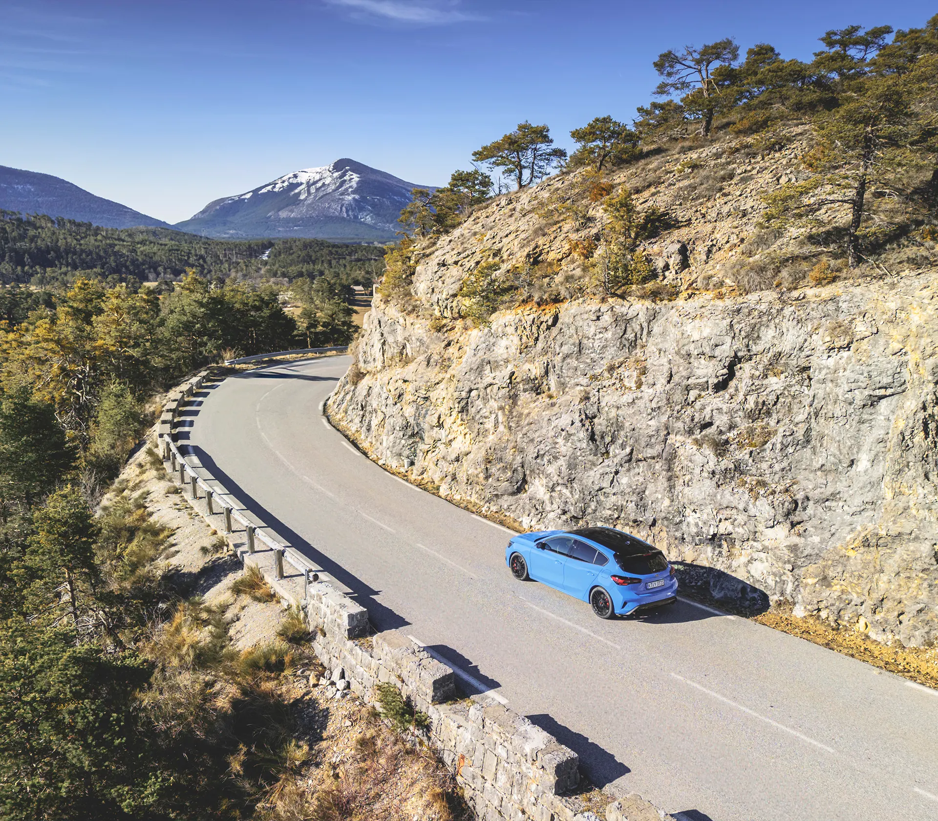 Focus ST in blau fährt auf der Straße aus der Vogelperspektive