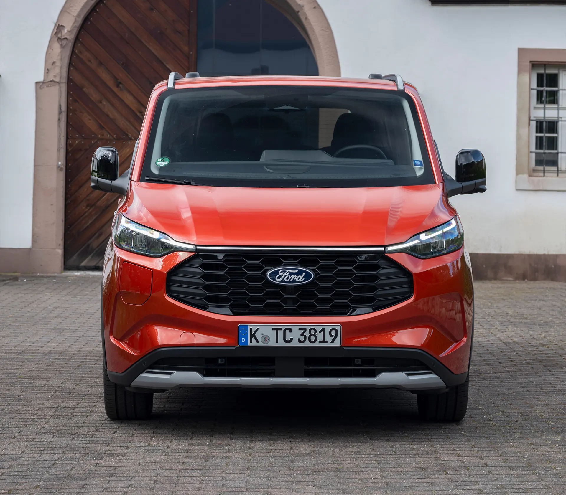 Frontansicht auf roten Ford Tourneo-Custom