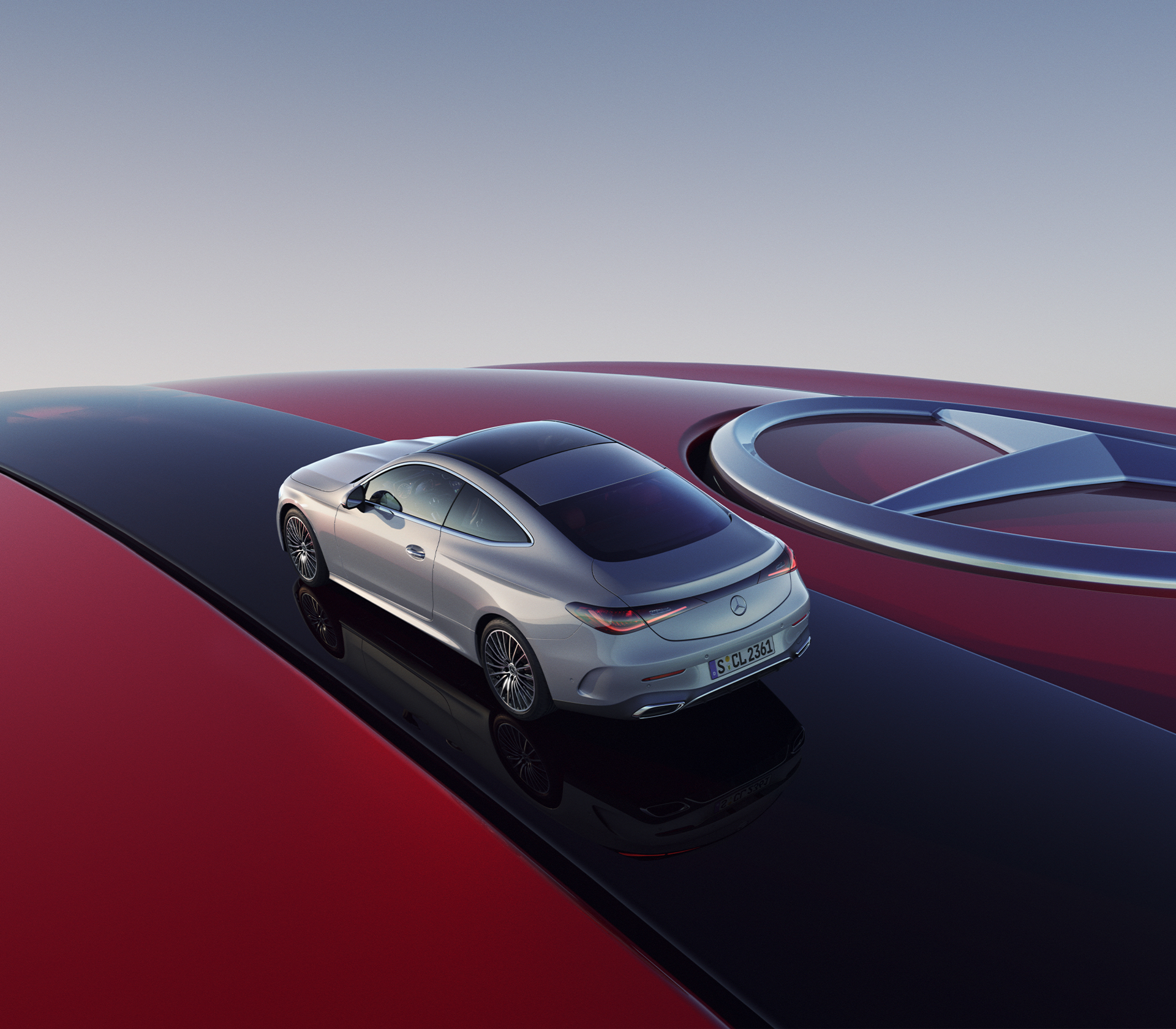 Mercedes-Benz CLE Coupe ingrau fährt auf einer Straße und auf der Straße ist ein großer Stern