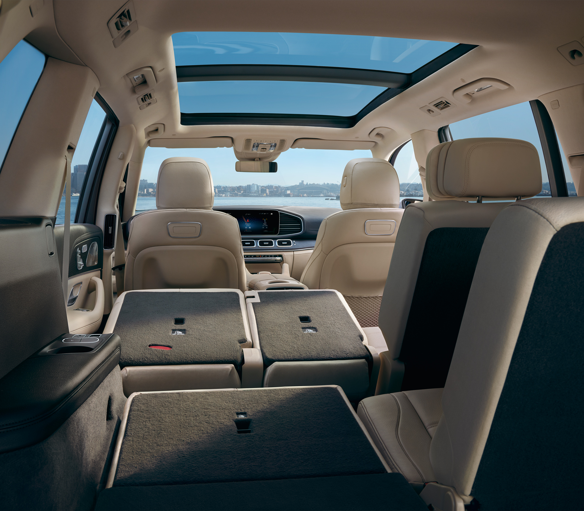 Mercedes-Benz GLS Innenraum mit umgeklappten Rücksitzen und somit einem vergrößerten und geräumigen Kofferraum weißes Interieur